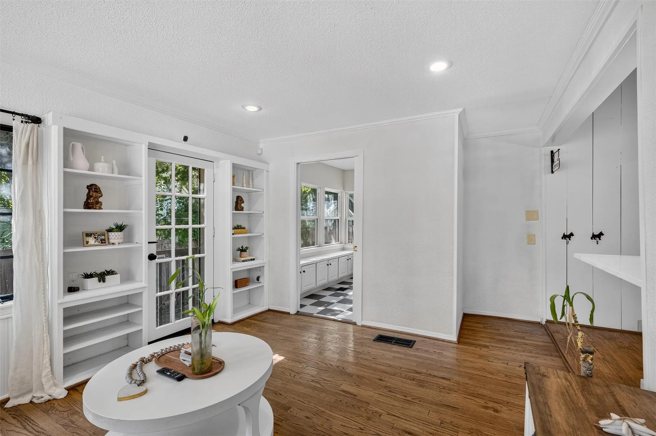 Single Family Residence For Sale in Collin County , 704 N College Street, Mc Kinney, Texas 75069, 4 Bedroom, 2 Bathroom, Garage spaces, 2,101 Sqft, built in 1925, mls#21325922, Real Estate Agent in Mc Kinney, Homes For Sale in Collin county, Homes For Sale in Mc Kinney, Realtor in Mc Kinney Texas, Real Estate Brokerage Independent Realty Texas, Luminita Cordes Realtor