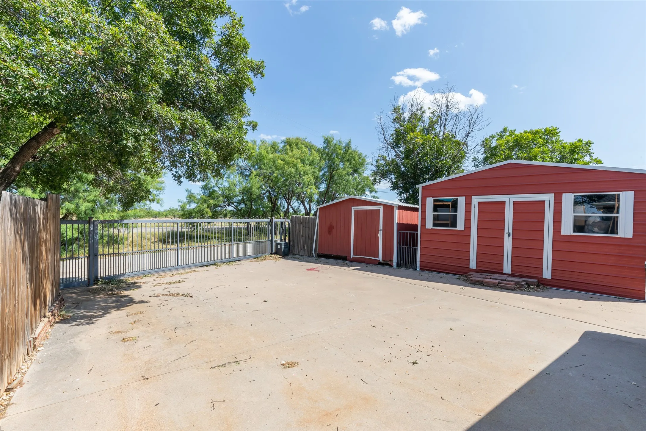 Single Family Residence For Sale in Taylor County , 1418 Kingwood Circle, Abilene, Texas 79602, 4 Bedroom, 3 Bathroom, 2 Garage spaces, 2,540 Sqft, built in 1996, mls#21327488, Real Estate Agent in Abilene, Homes For Sale in Taylor county, Homes For Sale in Abilene, Realtor in Abilene Texas, Real Estate Brokerage Independent Realty Texas, Luminita Cordes Realtor