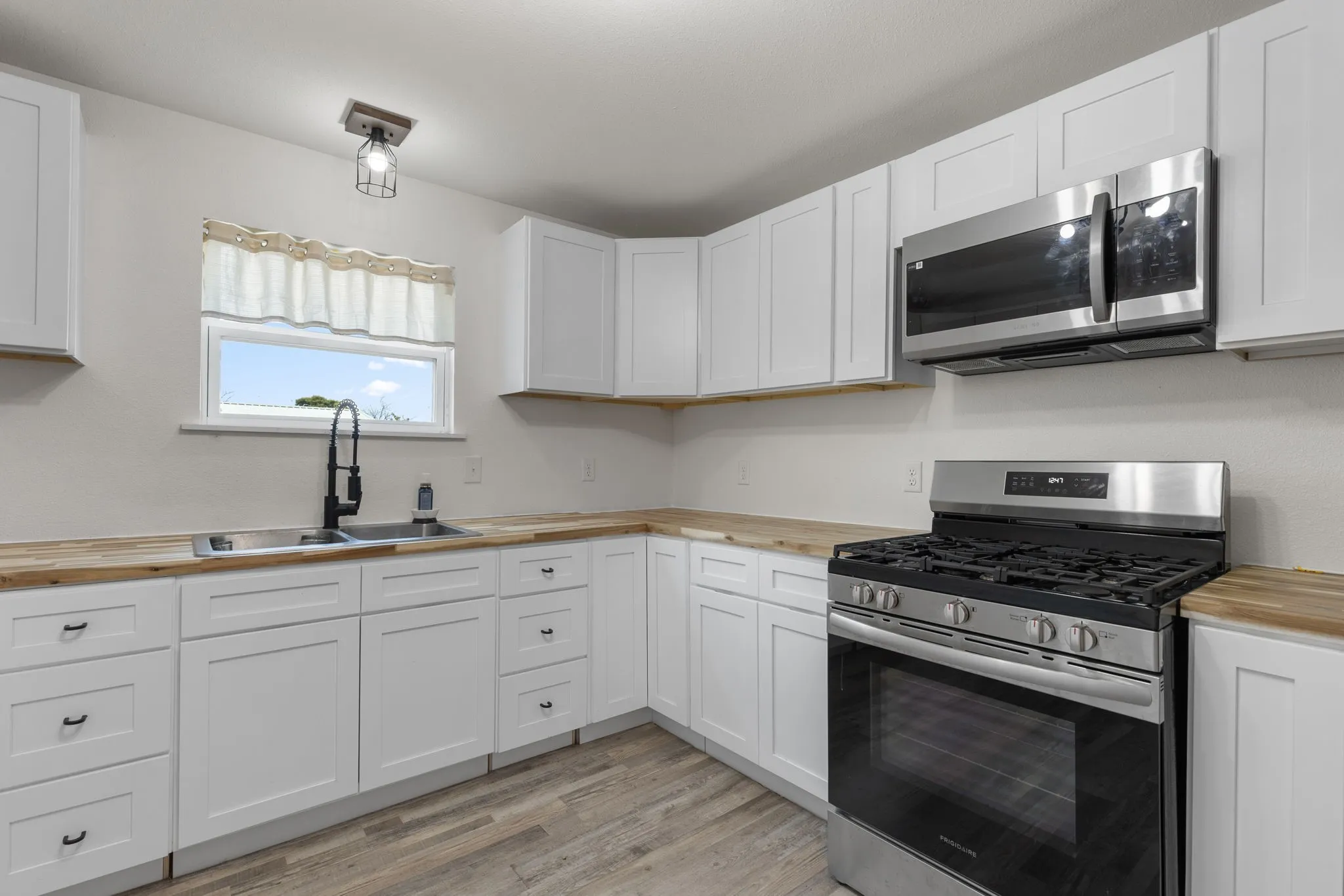 Single Family Residence For Rent in Archer County , 5312 Crown Lane, Wichita Falls, Texas 76310, 2 Bedroom, 1 Bathroom, Garage spaces, 1,456 Sqft, built in 1940, mls#21327953, Real Estate Agent in Wichita Falls, Homes For Rent in Archer county, Homes For Rent in Wichita Falls, Realtor in Wichita Falls Texas, Real Estate Brokerage Independent Realty Texas, Luminita Cordes Realtor