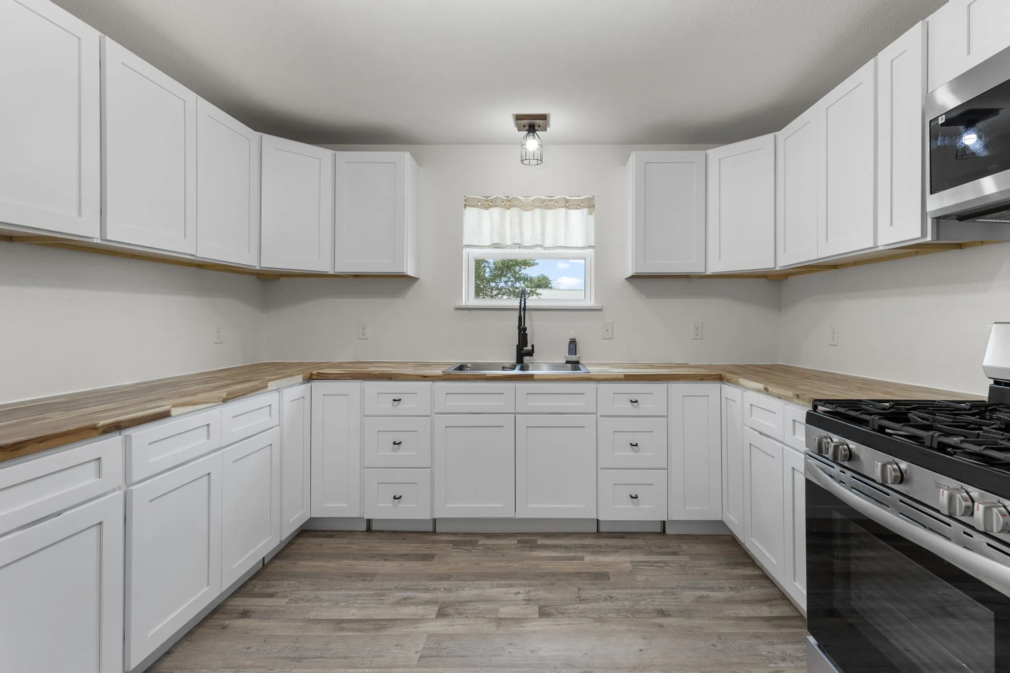 Single Family Residence For Rent in Archer County , 5312 Crown Lane, Wichita Falls, Texas 76310, 2 Bedroom, 1 Bathroom, Garage spaces, 1,456 Sqft, built in 1940, mls#21327953, Real Estate Agent in Wichita Falls, Homes For Rent in Archer county, Homes For Rent in Wichita Falls, Realtor in Wichita Falls Texas, Real Estate Brokerage Independent Realty Texas, Luminita Cordes Realtor