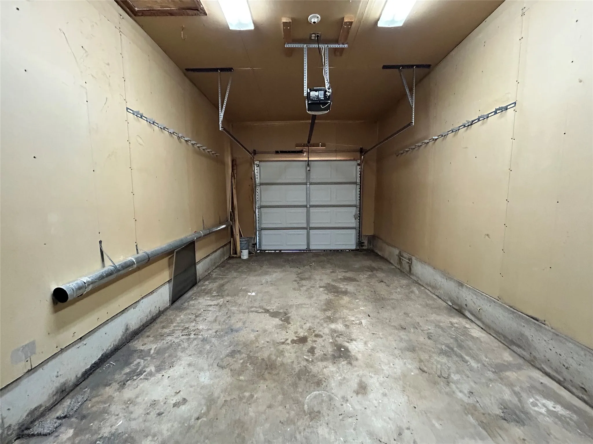 Single-bay garage with overhead door and automatic opener