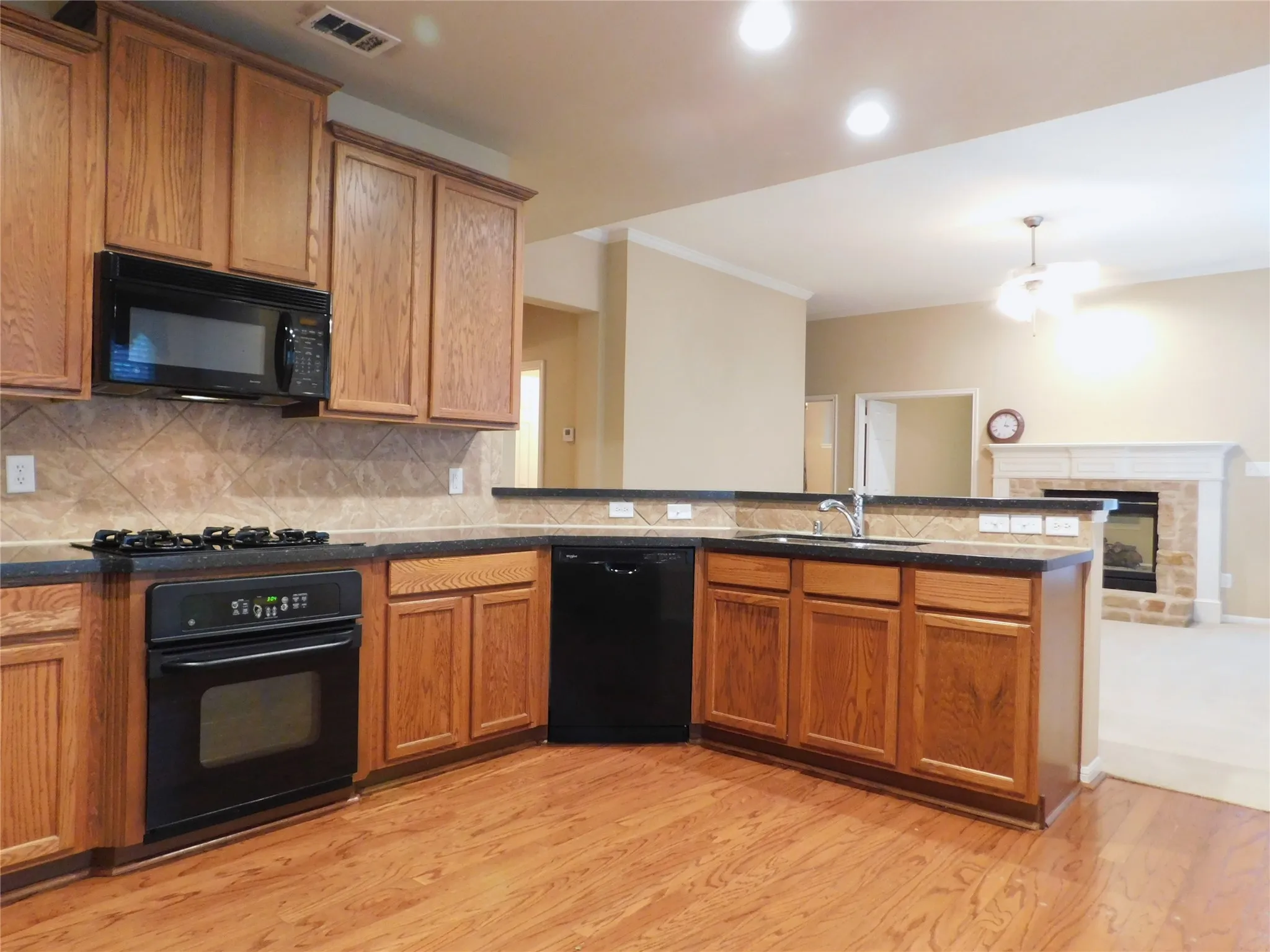 Single Family Residence For Rent in Denton County , 108 Red Bluff Drive, Hickory Creek, Texas 75065, 4 Bedroom, 3 Bathroom, 2 Garage spaces, 2,521 Sqft, built in 2004, mls#21327938, Real Estate Agent in Hickory Creek, Homes For Rent in Denton county, Homes For Rent in Hickory Creek, Realtor in Hickory Creek Texas, Real Estate Brokerage Independent Realty Texas, Luminita Cordes Realtor