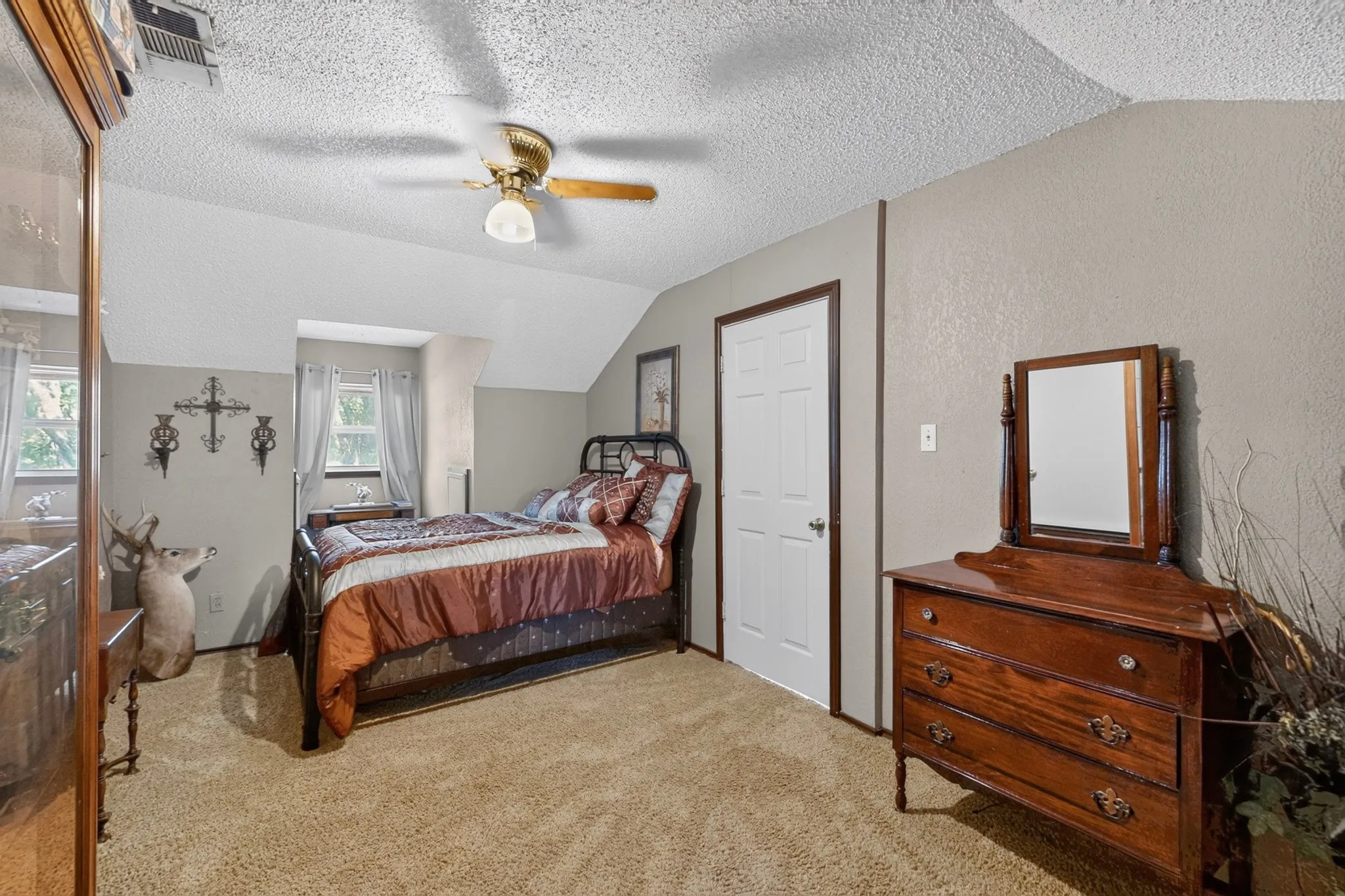 Single Family Residence For Sale in Denton County , 3358 Crawford Drive, Corinth, Texas 76210, 4 Bedroom, 2 Bathroom, 2 Garage spaces, 2,693 Sqft, built in 1969, mls#21324033, Real Estate Agent in Corinth, Homes For Sale in Denton county, Homes For Sale in Corinth, Realtor in Corinth Texas, Real Estate Brokerage Independent Realty Texas, Luminita Cordes Realtor