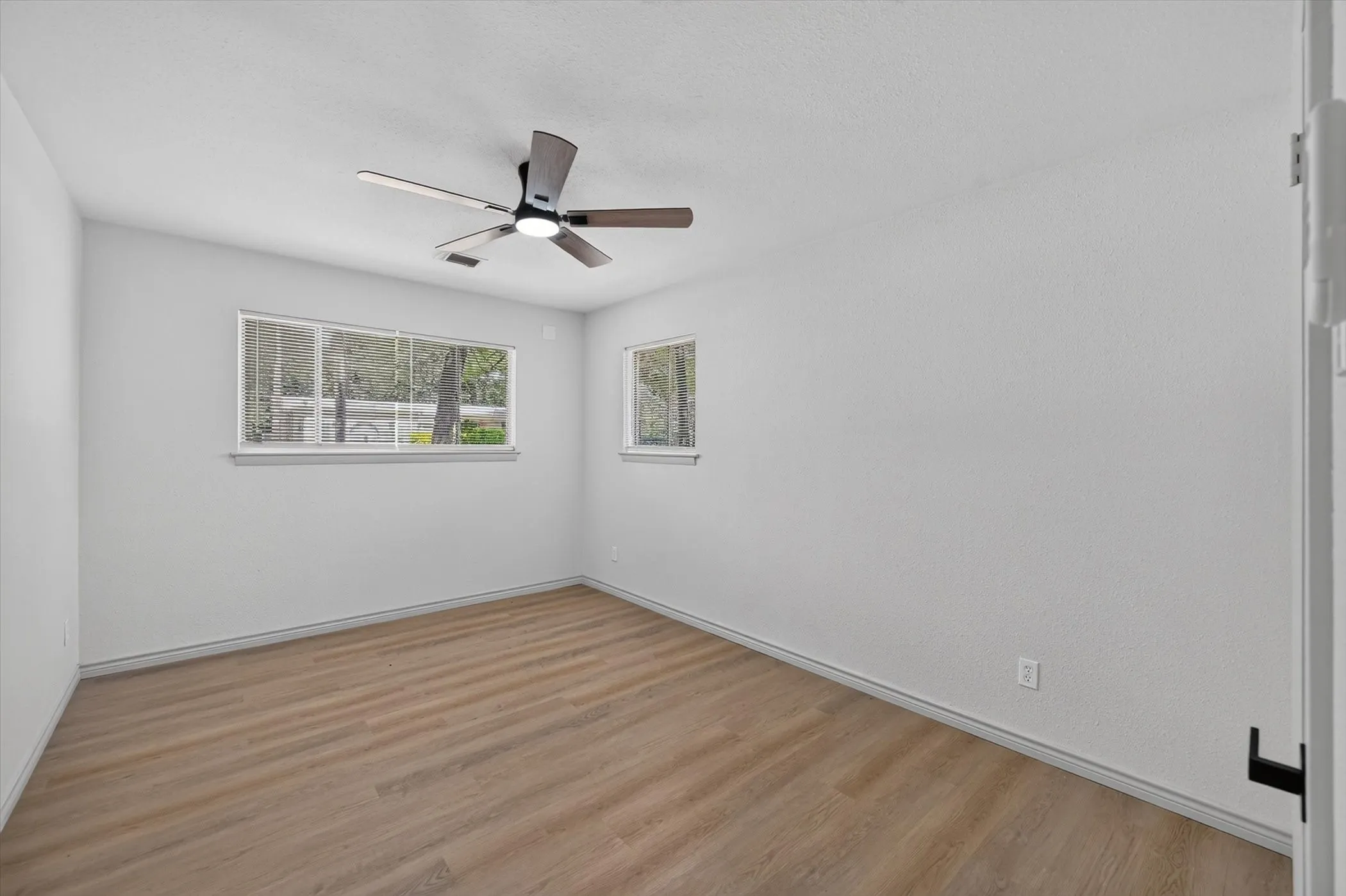 Single Family Residence For Sale in Dallas County , 1620 Sunnybrook Drive, Irving, Texas 75061, 4 Bedroom, 3 Bathroom, 2 Garage spaces, 2,250 Sqft, built in 1958, mls#21327894, Real Estate Agent in Irving, Homes For Sale in Dallas county, Homes For Sale in Irving, Realtor in Irving Texas, Real Estate Brokerage Independent Realty Texas, Luminita Cordes Realtor