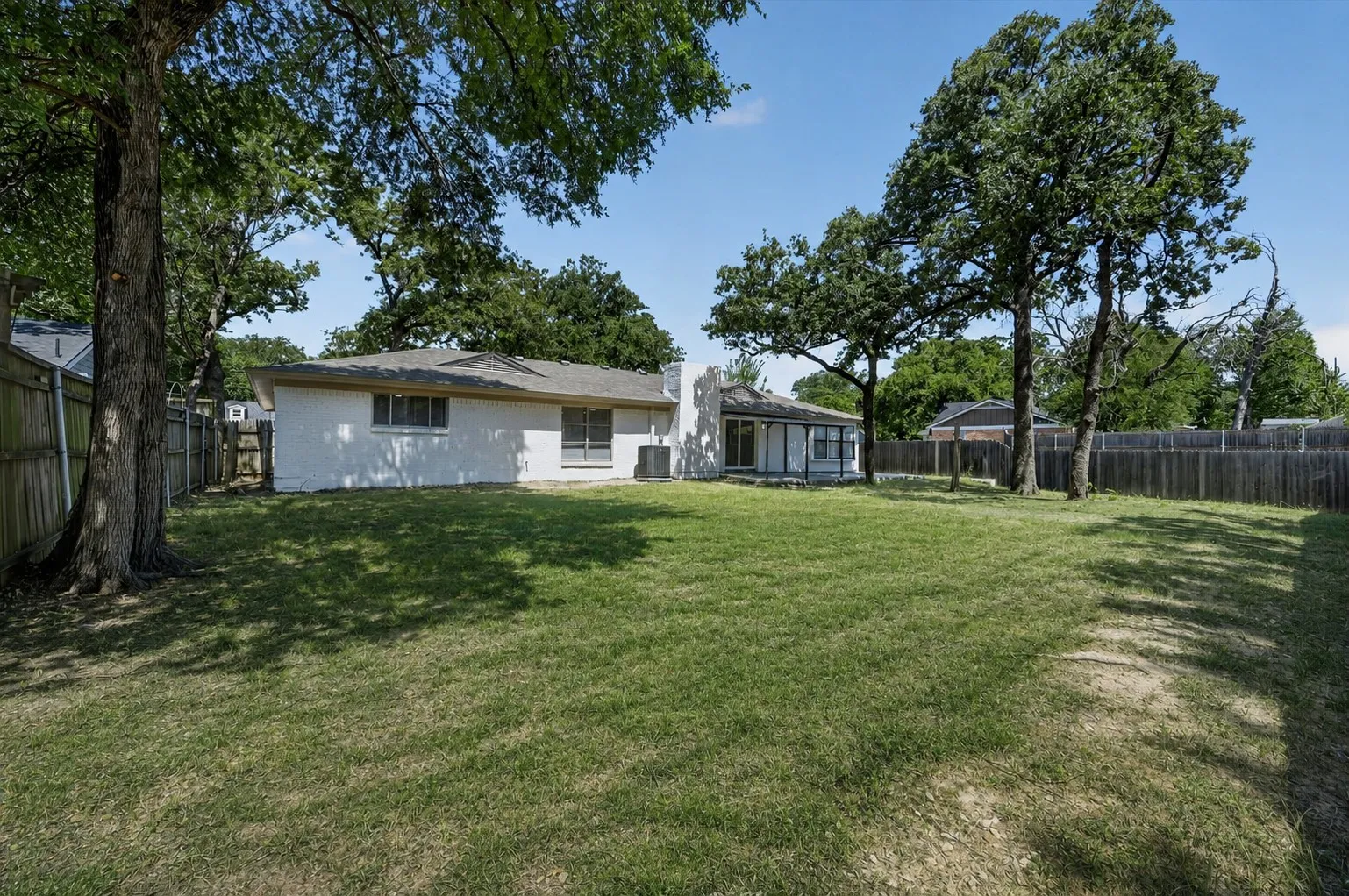 Single Family Residence For Sale in Dallas County , 1620 Sunnybrook Drive, Irving, Texas 75061, 4 Bedroom, 3 Bathroom, 2 Garage spaces, 2,250 Sqft, built in 1958, mls#21327894, Real Estate Agent in Irving, Homes For Sale in Dallas county, Homes For Sale in Irving, Realtor in Irving Texas, Real Estate Brokerage Independent Realty Texas, Luminita Cordes Realtor