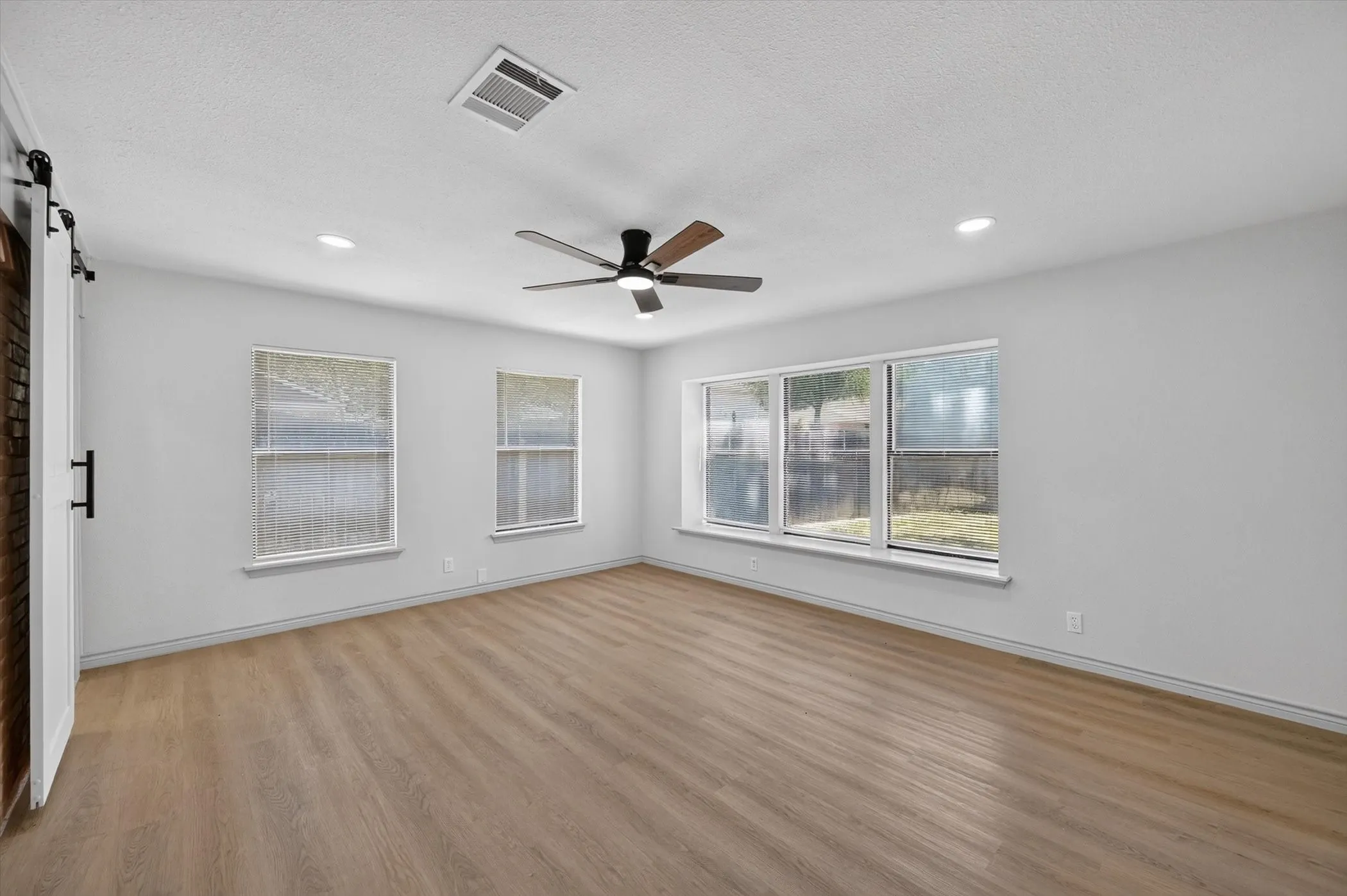 Single Family Residence For Sale in Dallas County , 1620 Sunnybrook Drive, Irving, Texas 75061, 4 Bedroom, 3 Bathroom, 2 Garage spaces, 2,250 Sqft, built in 1958, mls#21327894, Real Estate Agent in Irving, Homes For Sale in Dallas county, Homes For Sale in Irving, Realtor in Irving Texas, Real Estate Brokerage Independent Realty Texas, Luminita Cordes Realtor