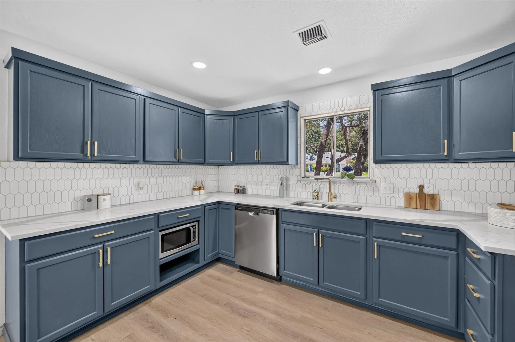 Single Family Residence For Sale in Dallas County , 1620 Sunnybrook Drive, Irving, Texas 75061, 4 Bedroom, 3 Bathroom, 2 Garage spaces, 2,250 Sqft, built in 1958, mls#21327894, Real Estate Agent in Irving, Homes For Sale in Dallas county, Homes For Sale in Irving, Realtor in Irving Texas, Real Estate Brokerage Independent Realty Texas, Luminita Cordes Realtor