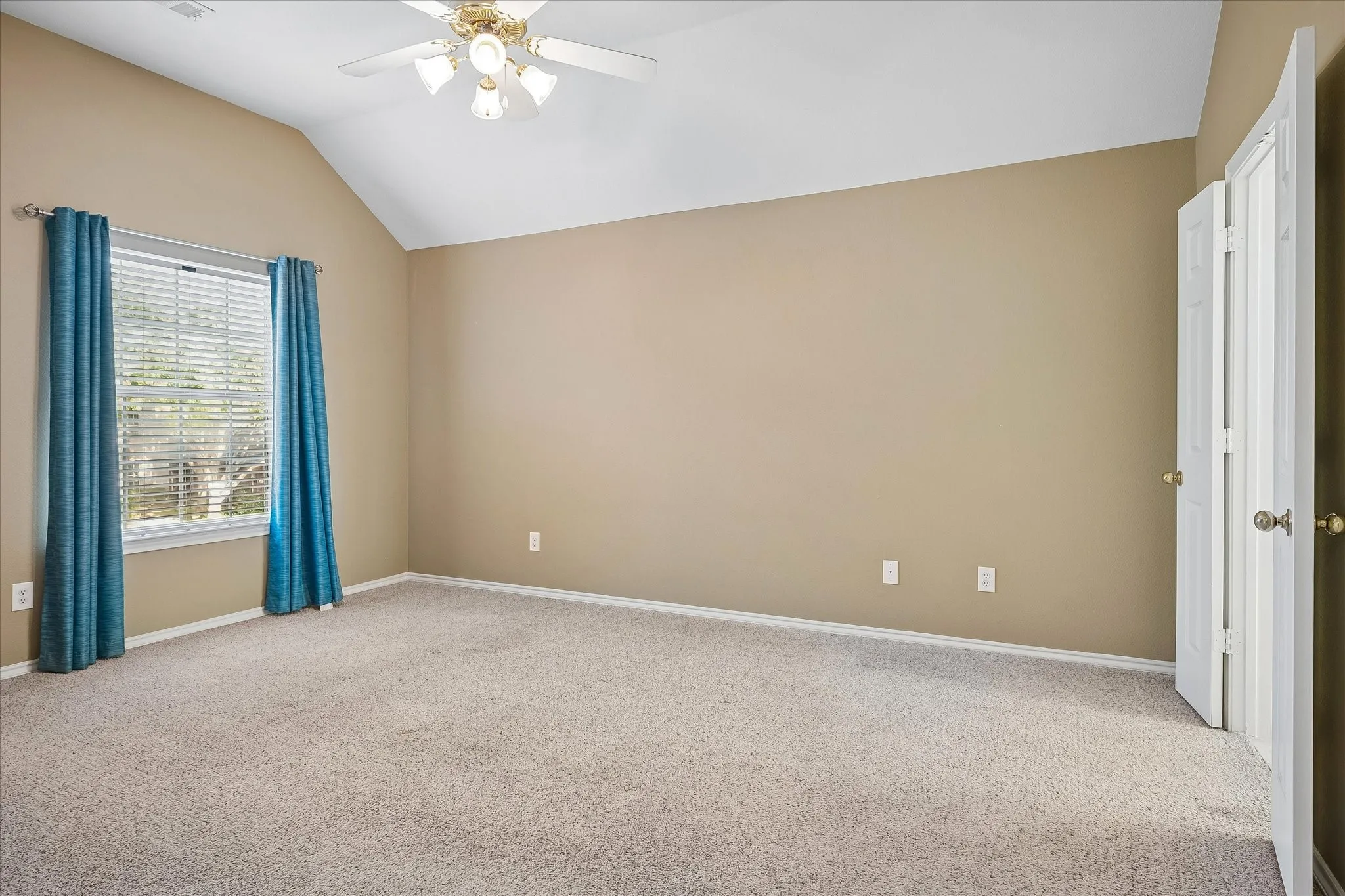 Upstairs, private primary suite provides a relaxing retreat with a sitting area, ceiling fan, 2in faux wood blinds, and carpet.