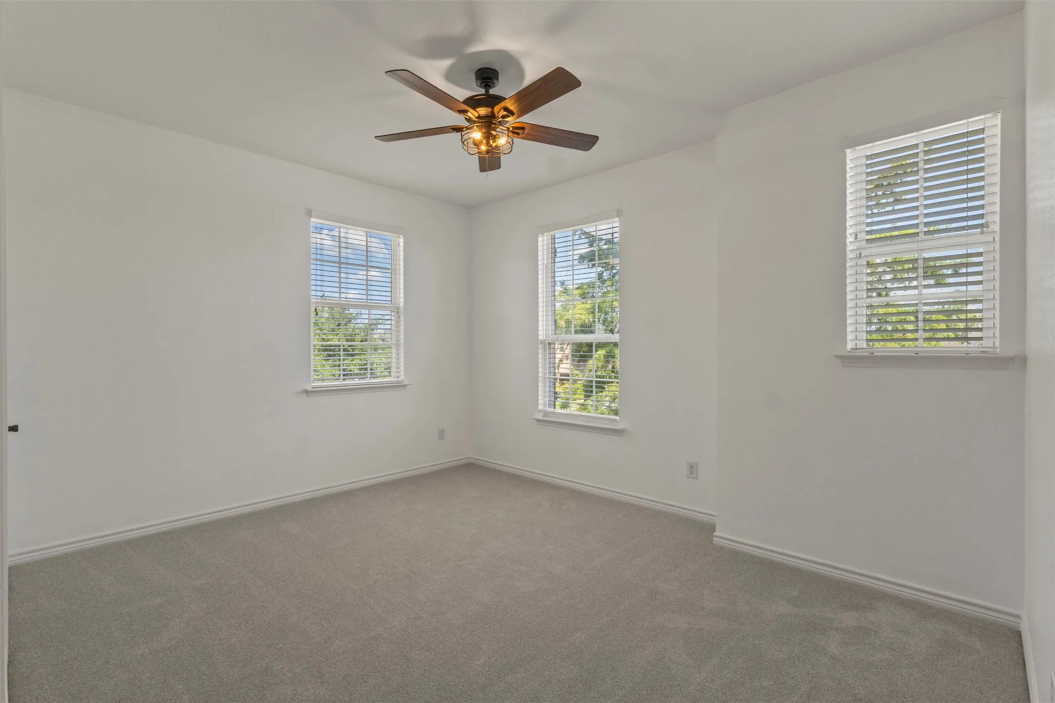 Single Family Residence For Sale in Denton County , 2629 Tradewinds Drive, Little Elm, Texas 75068, 5 Bedroom, 3 Bathroom, 2 Garage spaces, 3,363 Sqft, built in 2007, mls#21327718, Real Estate Agent in Little Elm, Homes For Sale in Denton county, Homes For Sale in Little Elm, Realtor in Little Elm Texas, Real Estate Brokerage Independent Realty Texas, Luminita Cordes Realtor