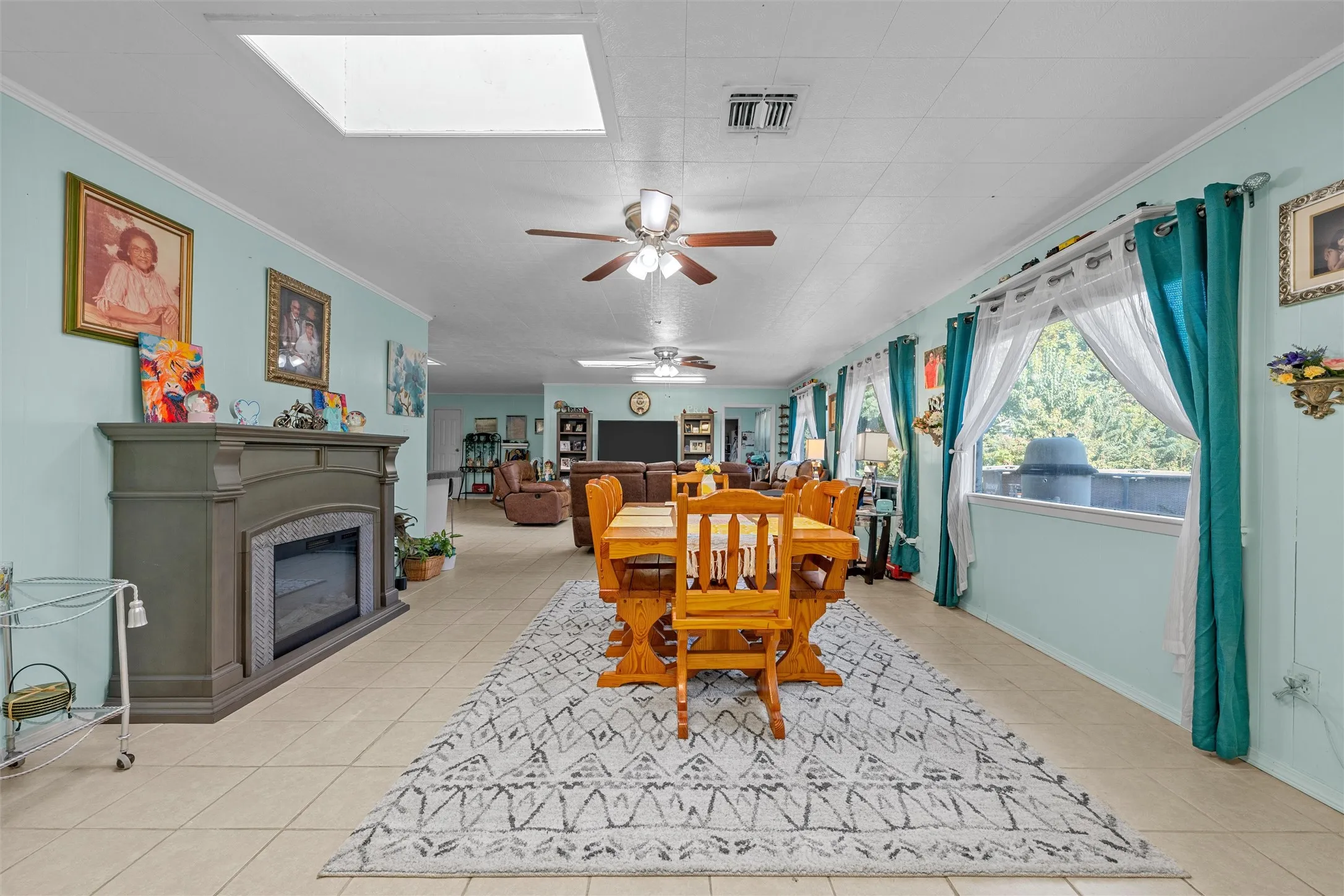 Single Family Residence For Sale in Falls County , 204 Oakland Place, Marlin, Texas 76661, 3 Bedroom, 2 Bathroom, 2 Garage spaces, 3,548 Sqft, built in 1959, mls#21295144, Real Estate Agent in Marlin, Homes For Sale in Falls county, Homes For Sale in Marlin, Realtor in Marlin Texas, Real Estate Brokerage Independent Realty Texas, Luminita Cordes Realtor