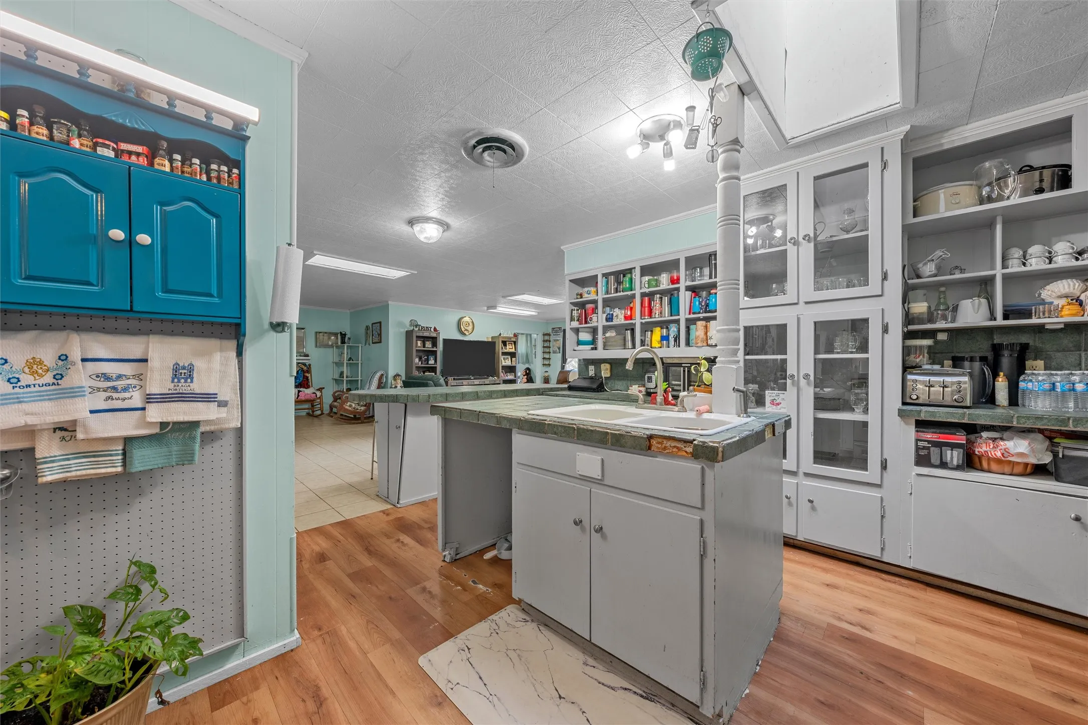 Single Family Residence For Sale in Falls County , 204 Oakland Place, Marlin, Texas 76661, 3 Bedroom, 2 Bathroom, 2 Garage spaces, 3,548 Sqft, built in 1959, mls#21295144, Real Estate Agent in Marlin, Homes For Sale in Falls county, Homes For Sale in Marlin, Realtor in Marlin Texas, Real Estate Brokerage Independent Realty Texas, Luminita Cordes Realtor