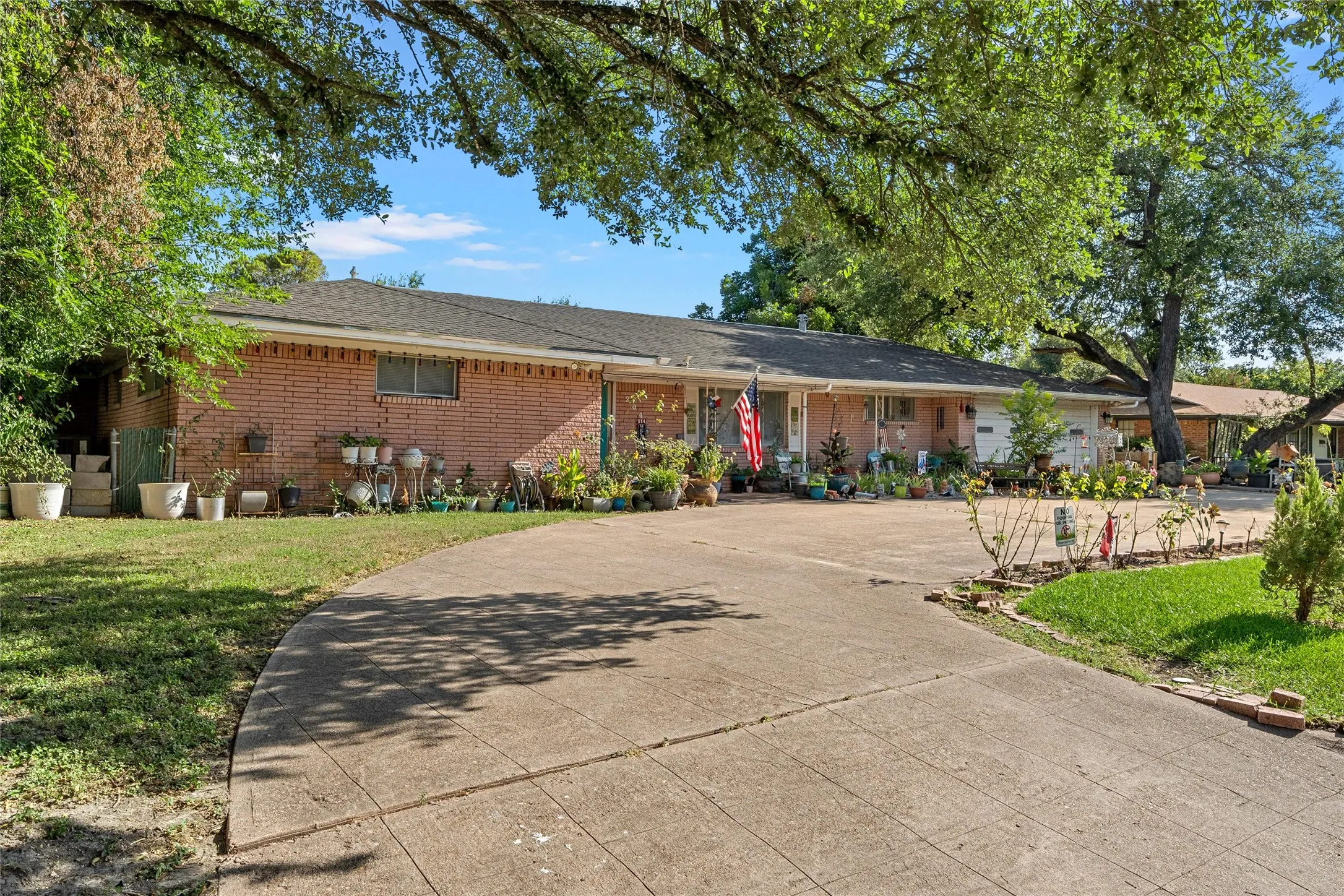 Single Family Residence For Sale in Falls County , 204 Oakland Place, Marlin, Texas 76661, 3 Bedroom, 2 Bathroom, 2 Garage spaces, 3,548 Sqft, built in 1959, mls#21295144, Real Estate Agent in Marlin, Homes For Sale in Falls county, Homes For Sale in Marlin, Realtor in Marlin Texas, Real Estate Brokerage Independent Realty Texas, Luminita Cordes Realtor