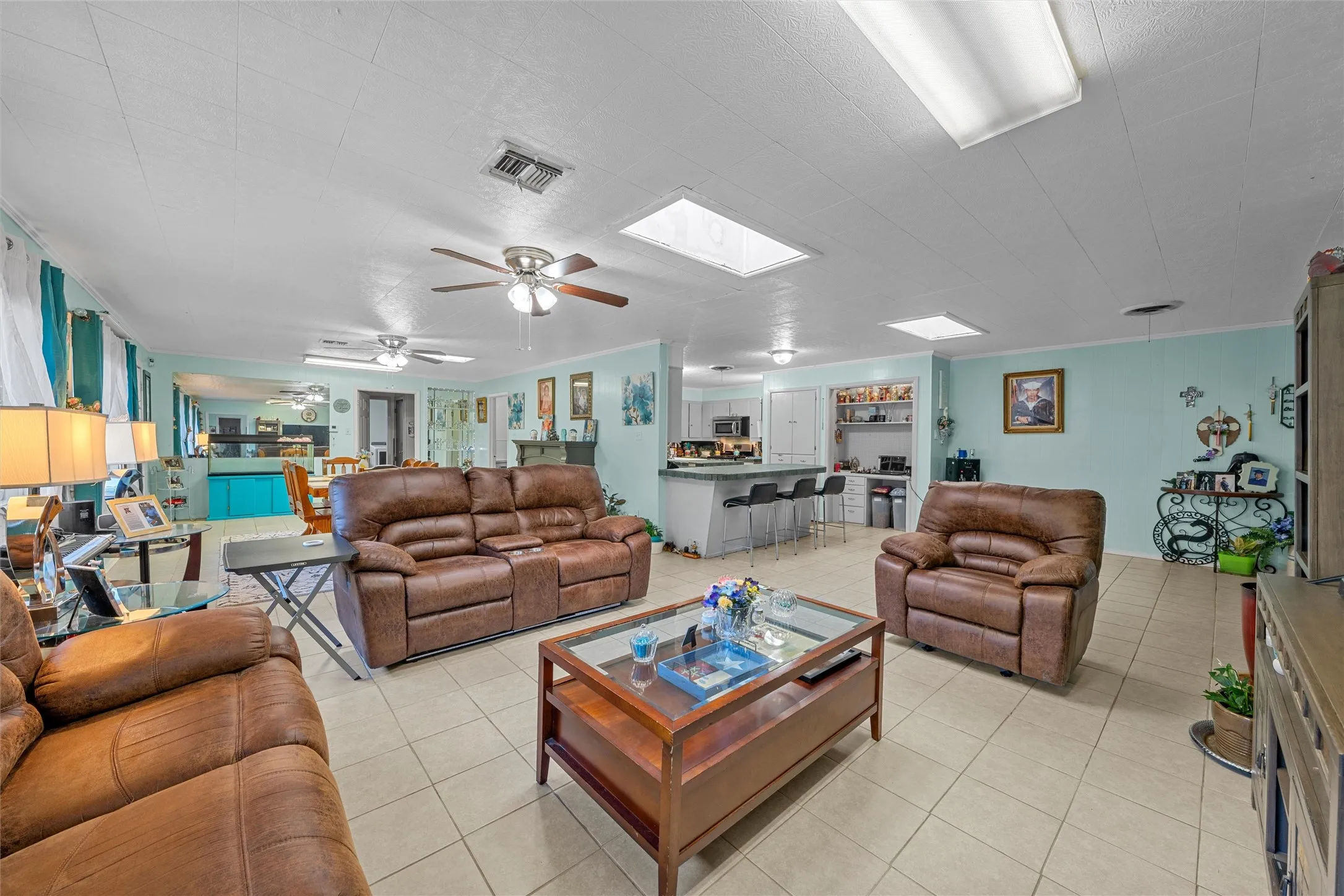 Single Family Residence For Sale in Falls County , 204 Oakland Place, Marlin, Texas 76661, 3 Bedroom, 2 Bathroom, 2 Garage spaces, 3,548 Sqft, built in 1959, mls#21295144, Real Estate Agent in Marlin, Homes For Sale in Falls county, Homes For Sale in Marlin, Realtor in Marlin Texas, Real Estate Brokerage Independent Realty Texas, Luminita Cordes Realtor