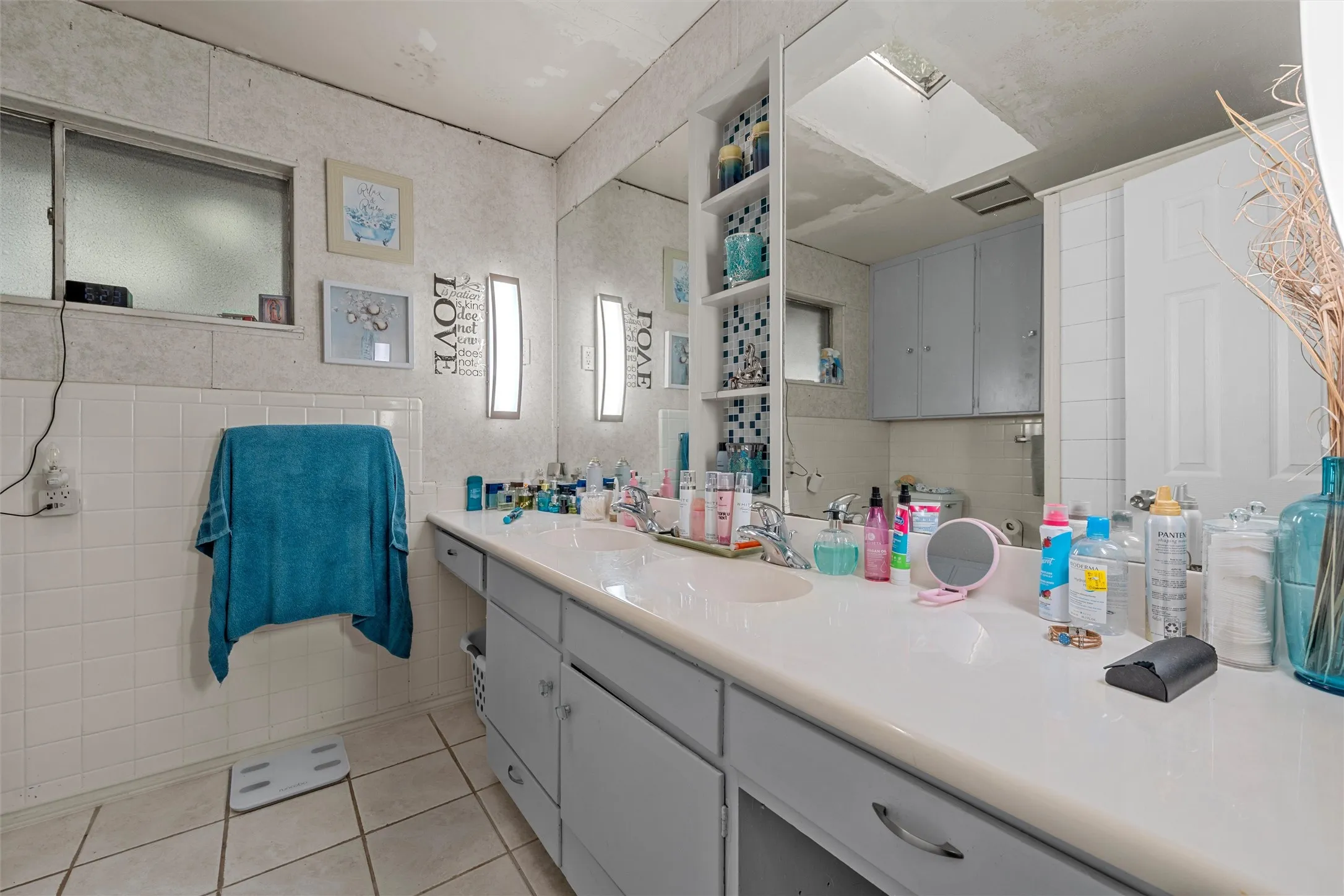 Single Family Residence For Sale in Falls County , 204 Oakland Place, Marlin, Texas 76661, 3 Bedroom, 2 Bathroom, 2 Garage spaces, 3,548 Sqft, built in 1959, mls#21295144, Real Estate Agent in Marlin, Homes For Sale in Falls county, Homes For Sale in Marlin, Realtor in Marlin Texas, Real Estate Brokerage Independent Realty Texas, Luminita Cordes Realtor