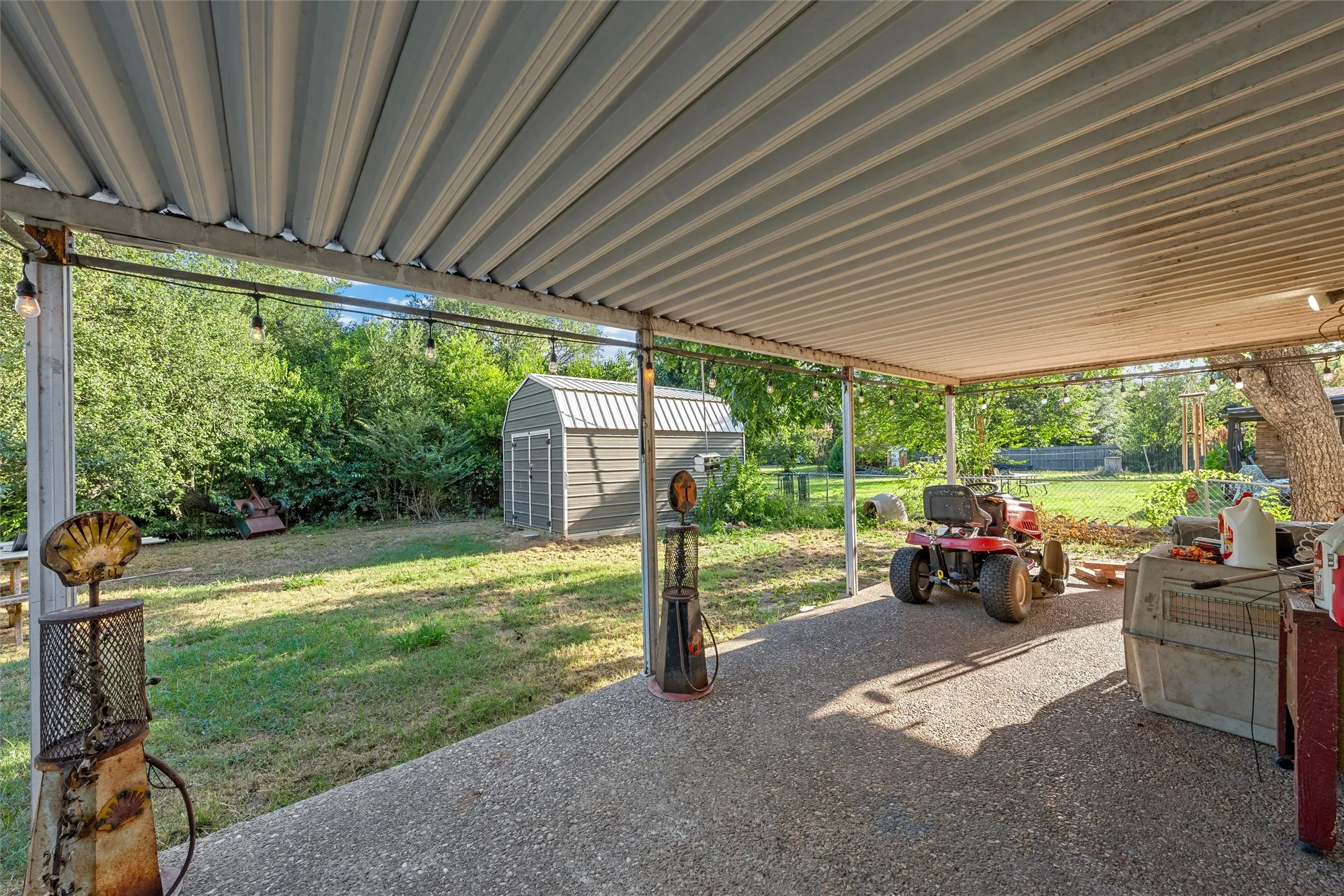 Single Family Residence For Sale in Falls County , 204 Oakland Place, Marlin, Texas 76661, 3 Bedroom, 2 Bathroom, 2 Garage spaces, 3,548 Sqft, built in 1959, mls#21295144, Real Estate Agent in Marlin, Homes For Sale in Falls county, Homes For Sale in Marlin, Realtor in Marlin Texas, Real Estate Brokerage Independent Realty Texas, Luminita Cordes Realtor