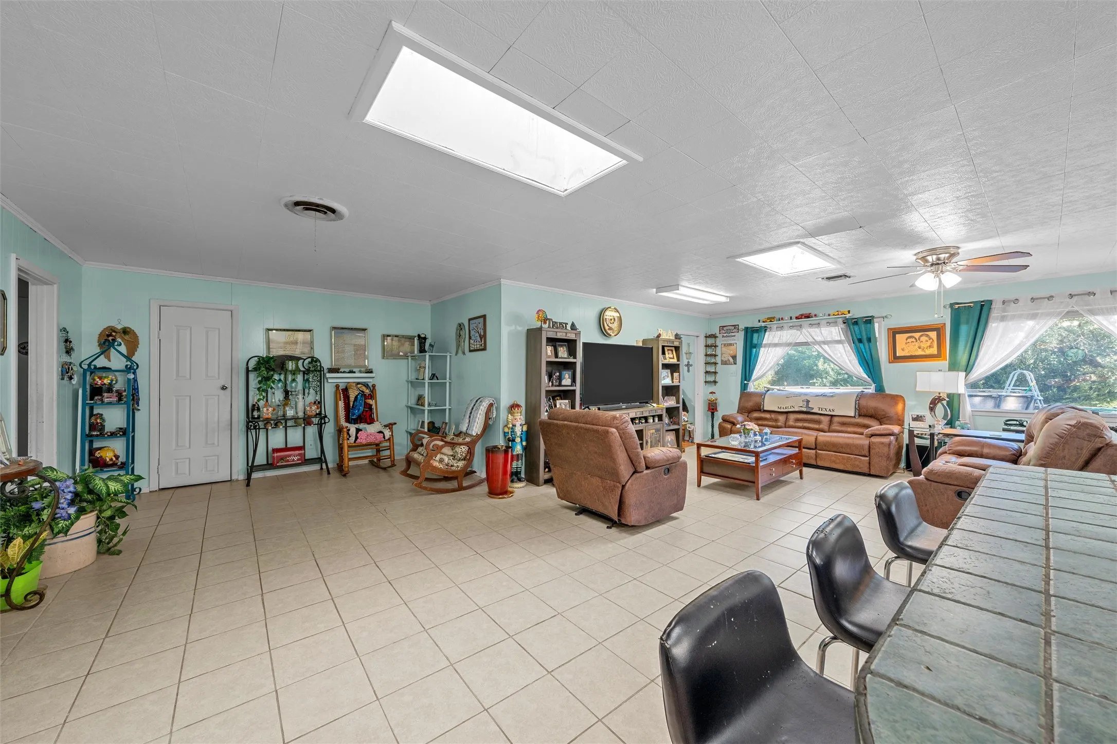 Single Family Residence For Sale in Falls County , 204 Oakland Place, Marlin, Texas 76661, 3 Bedroom, 2 Bathroom, 2 Garage spaces, 3,548 Sqft, built in 1959, mls#21295144, Real Estate Agent in Marlin, Homes For Sale in Falls county, Homes For Sale in Marlin, Realtor in Marlin Texas, Real Estate Brokerage Independent Realty Texas, Luminita Cordes Realtor