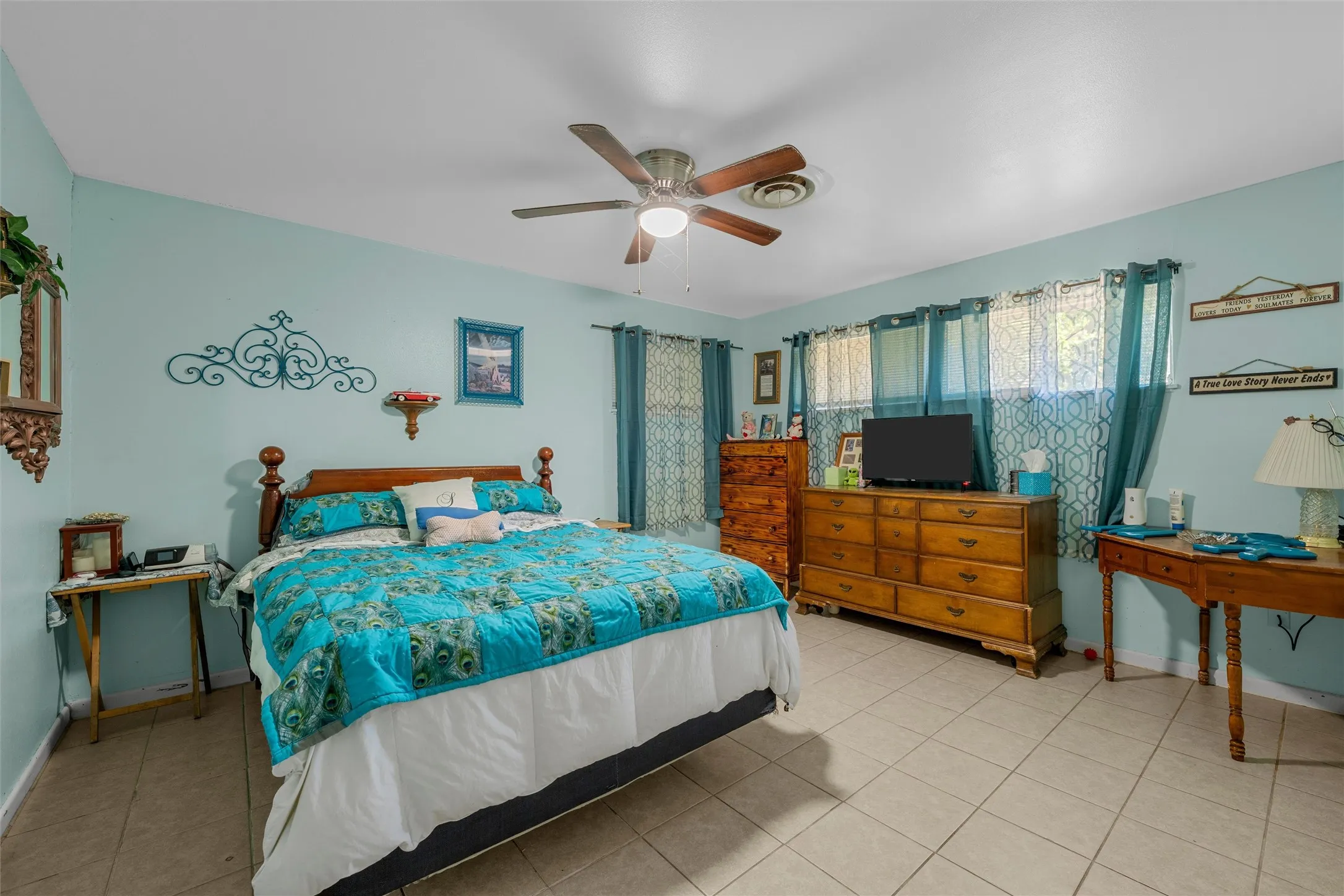 Single Family Residence For Sale in Falls County , 204 Oakland Place, Marlin, Texas 76661, 3 Bedroom, 2 Bathroom, 2 Garage spaces, 3,548 Sqft, built in 1959, mls#21295144, Real Estate Agent in Marlin, Homes For Sale in Falls county, Homes For Sale in Marlin, Realtor in Marlin Texas, Real Estate Brokerage Independent Realty Texas, Luminita Cordes Realtor