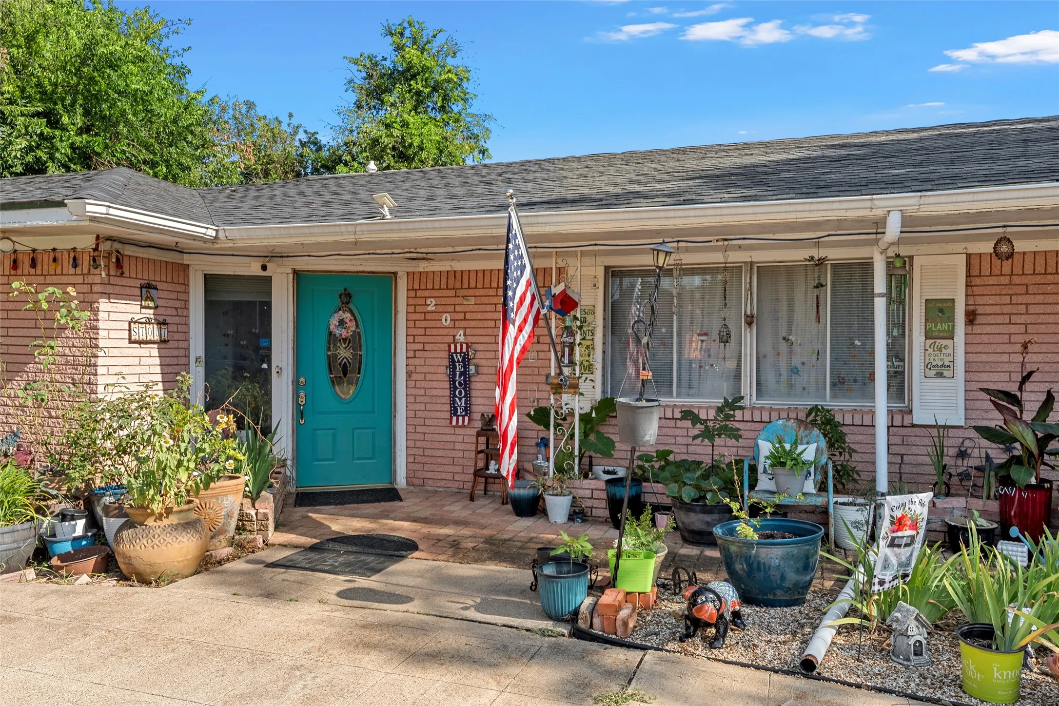 Single Family Residence For Sale in Falls County , 204 Oakland Place, Marlin, Texas 76661, 3 Bedroom, 2 Bathroom, 2 Garage spaces, 3,548 Sqft, built in 1959, mls#21295144, Real Estate Agent in Marlin, Homes For Sale in Falls county, Homes For Sale in Marlin, Realtor in Marlin Texas, Real Estate Brokerage Independent Realty Texas, Luminita Cordes Realtor