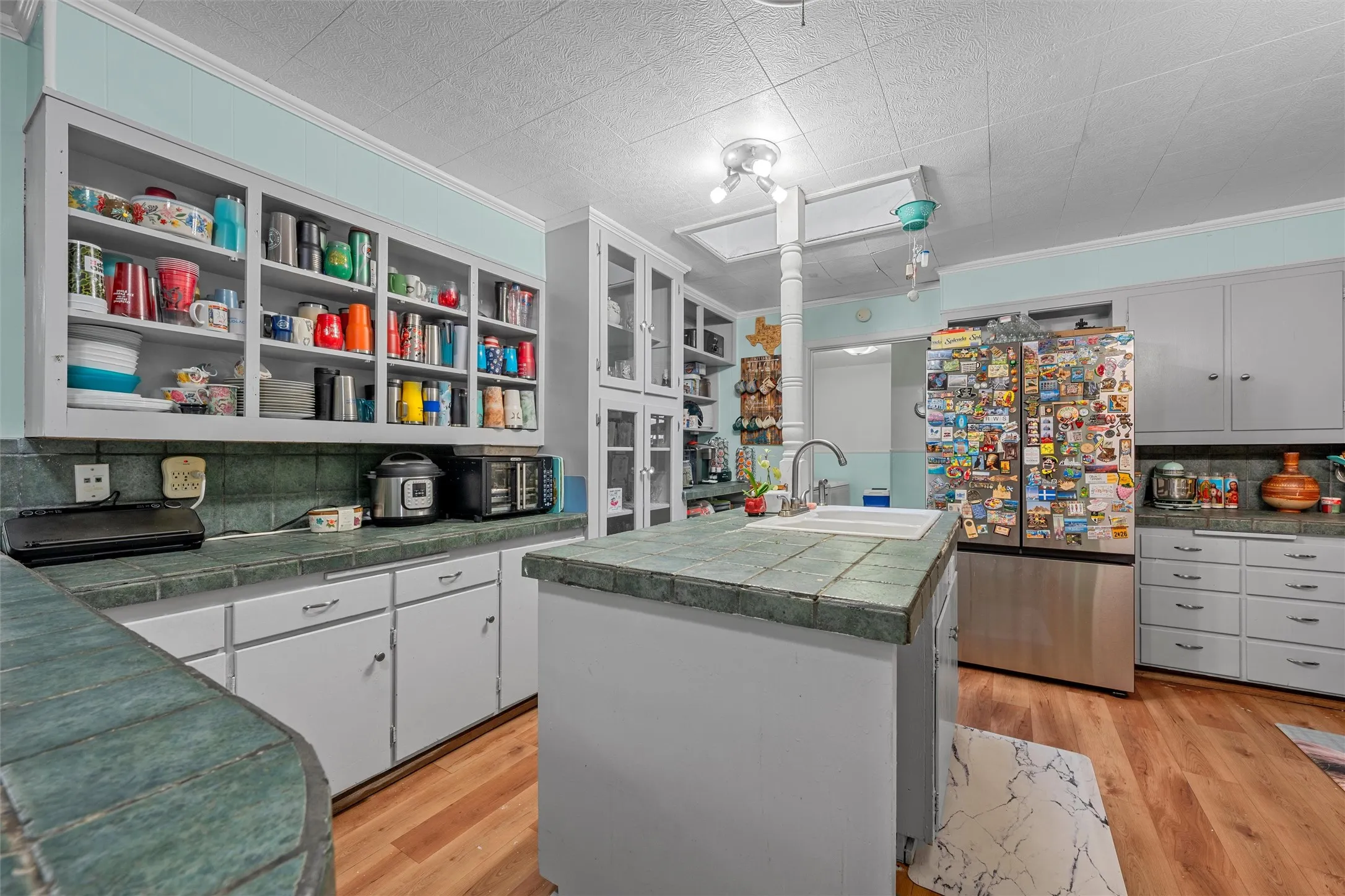 Single Family Residence For Sale in Falls County , 204 Oakland Place, Marlin, Texas 76661, 3 Bedroom, 2 Bathroom, 2 Garage spaces, 3,548 Sqft, built in 1959, mls#21295144, Real Estate Agent in Marlin, Homes For Sale in Falls county, Homes For Sale in Marlin, Realtor in Marlin Texas, Real Estate Brokerage Independent Realty Texas, Luminita Cordes Realtor