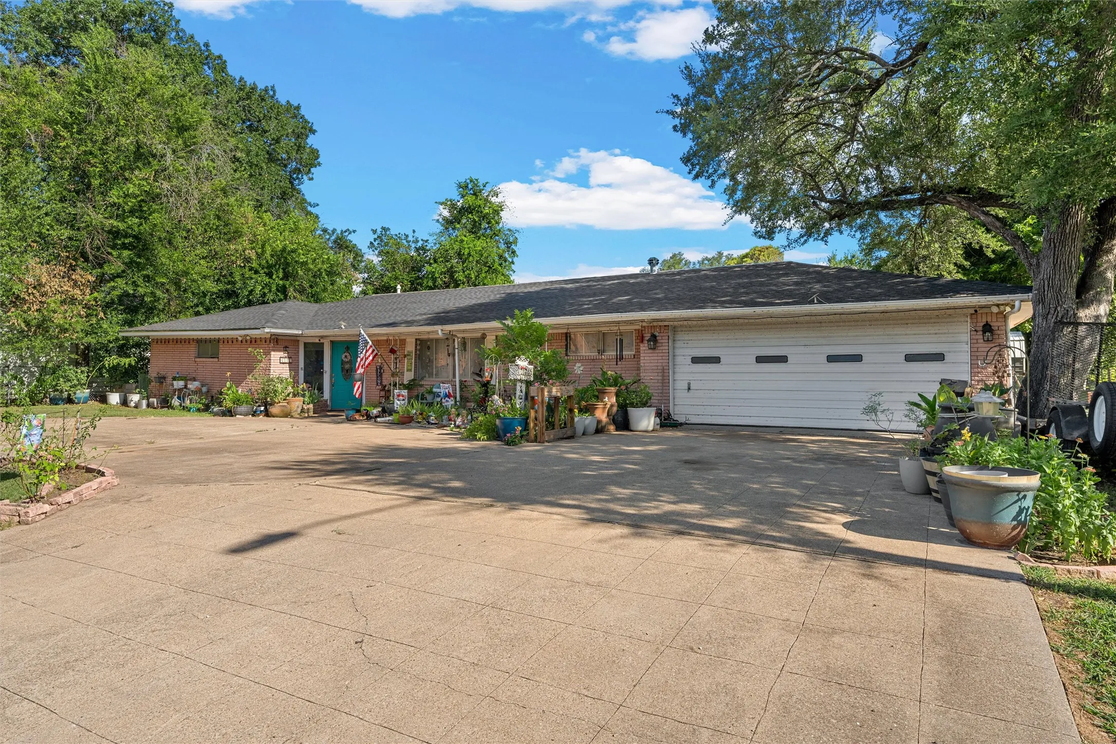 Single Family Residence For Sale in Falls County , 204 Oakland Place, Marlin, Texas 76661, 3 Bedroom, 2 Bathroom, 2 Garage spaces, 3,548 Sqft, built in 1959, mls#21295144, Real Estate Agent in Marlin, Homes For Sale in Falls county, Homes For Sale in Marlin, Realtor in Marlin Texas, Real Estate Brokerage Independent Realty Texas, Luminita Cordes Realtor