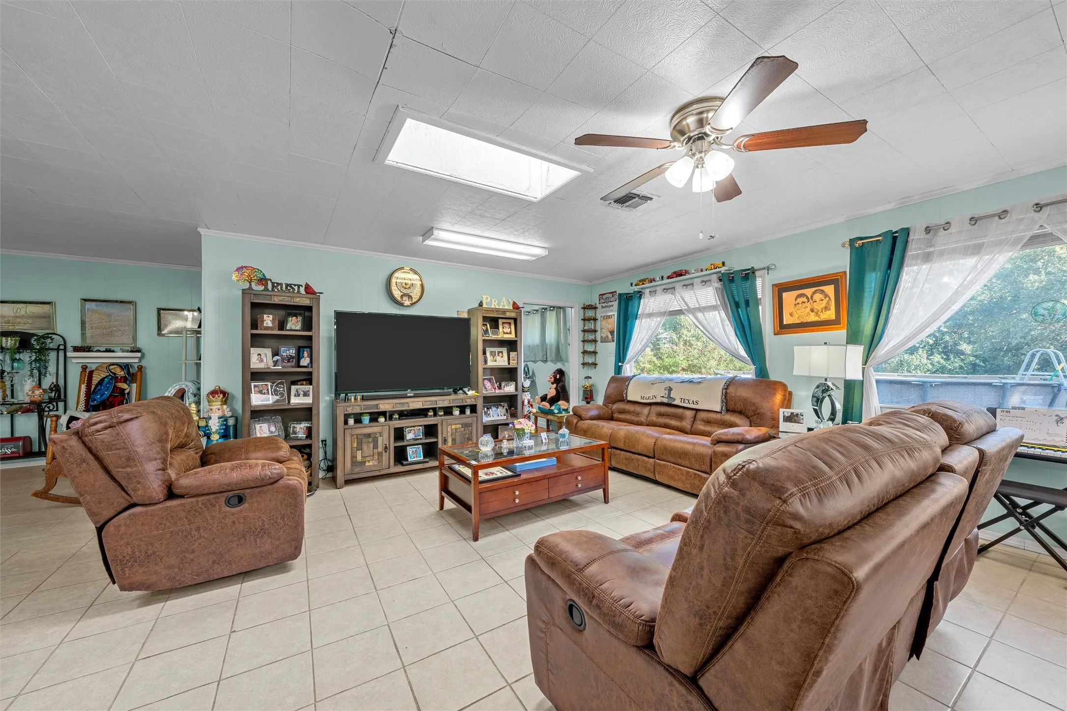 Single Family Residence For Sale in Falls County , 204 Oakland Place, Marlin, Texas 76661, 3 Bedroom, 2 Bathroom, 2 Garage spaces, 3,548 Sqft, built in 1959, mls#21295144, Real Estate Agent in Marlin, Homes For Sale in Falls county, Homes For Sale in Marlin, Realtor in Marlin Texas, Real Estate Brokerage Independent Realty Texas, Luminita Cordes Realtor