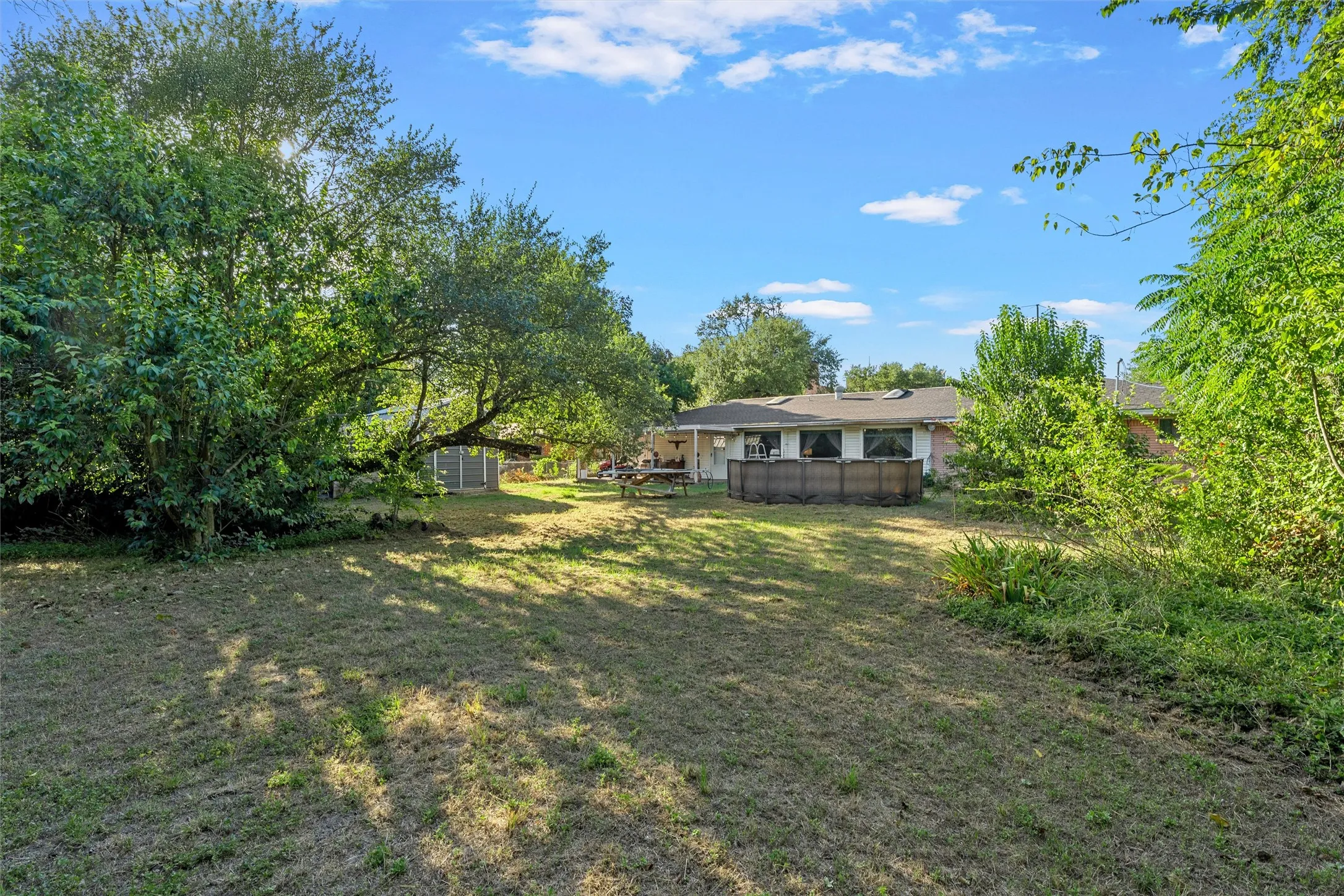 Single Family Residence For Sale in Falls County , 204 Oakland Place, Marlin, Texas 76661, 3 Bedroom, 2 Bathroom, 2 Garage spaces, 3,548 Sqft, built in 1959, mls#21295144, Real Estate Agent in Marlin, Homes For Sale in Falls county, Homes For Sale in Marlin, Realtor in Marlin Texas, Real Estate Brokerage Independent Realty Texas, Luminita Cordes Realtor