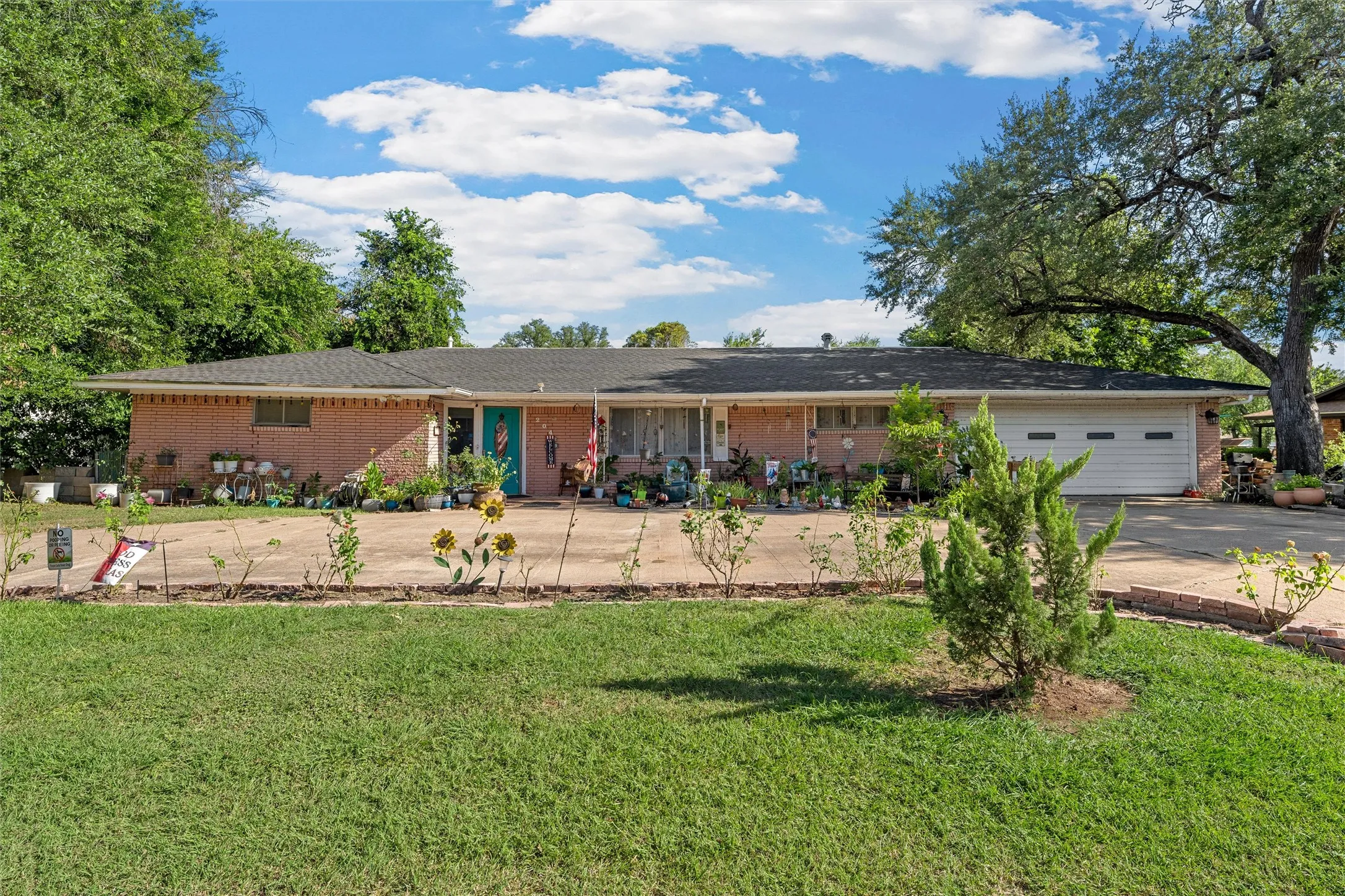 Single Family Residence For Sale in Falls County , 204 Oakland Place, Marlin, Texas 76661, 3 Bedroom, 2 Bathroom, 2 Garage spaces, 3,548 Sqft, built in 1959, mls#21295144, Real Estate Agent in Marlin, Homes For Sale in Falls county, Homes For Sale in Marlin, Realtor in Marlin Texas, Real Estate Brokerage Independent Realty Texas, Luminita Cordes Realtor
