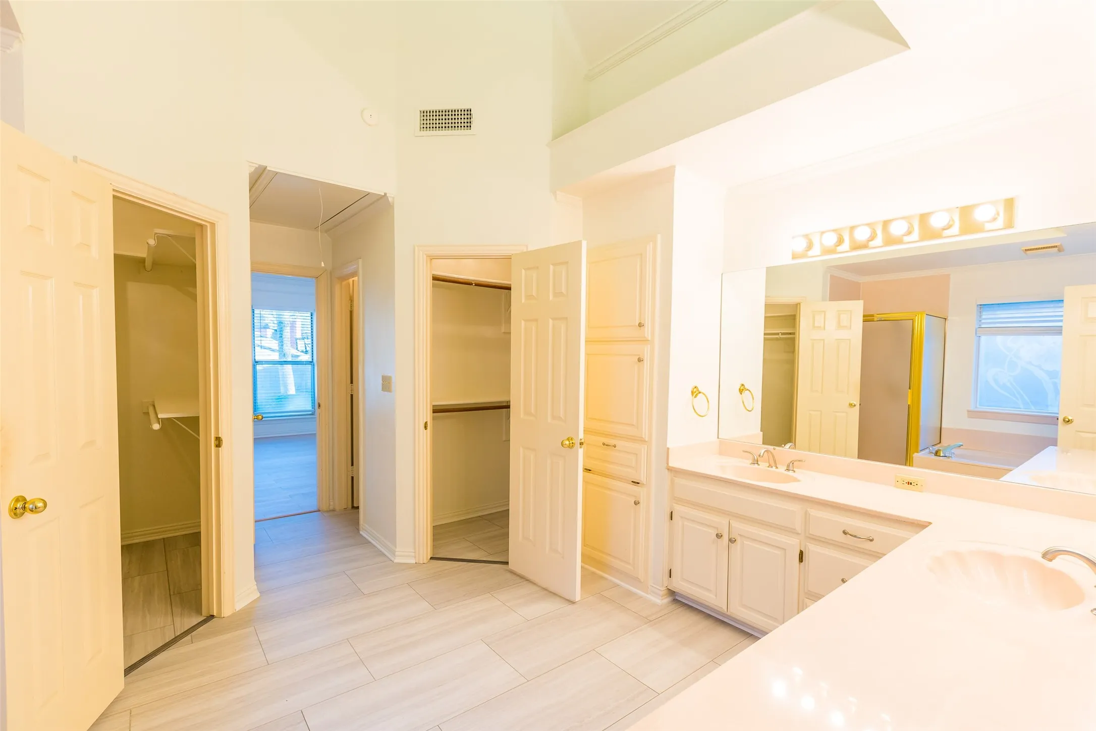 Single Family Residence For Rent in Tarrant County , 2411 Cross Timbers Trail, Arlington, Texas 76006, 4 Bedroom, 3 Bathroom, 2 Garage spaces, 2,725 Sqft, built in 1990, mls#21327994, Real Estate Agent in Arlington, Homes For Rent in Tarrant county, Homes For Rent in Arlington, Realtor in Arlington Texas, Real Estate Brokerage Independent Realty Texas, Luminita Cordes Realtor