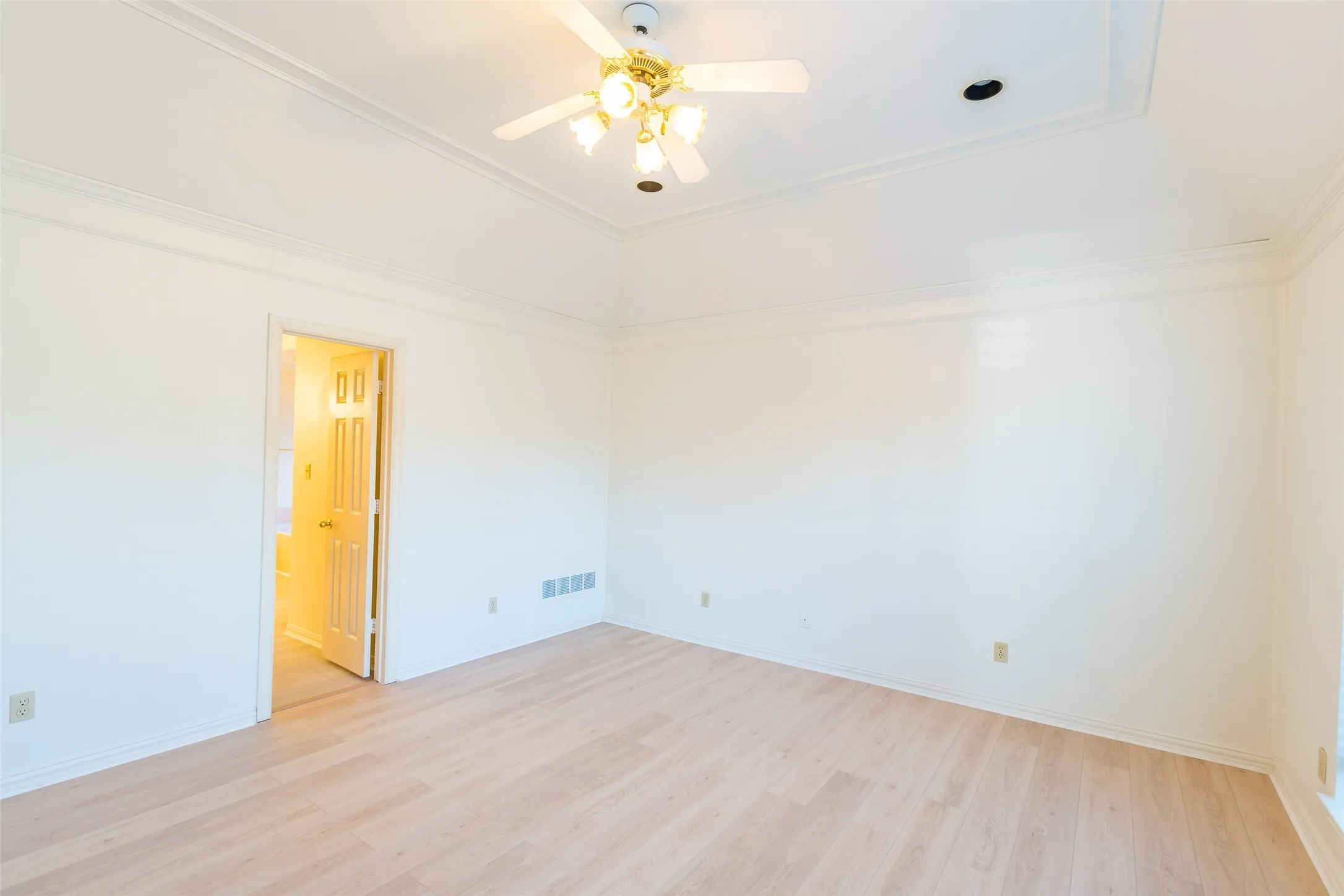 Single Family Residence For Rent in Tarrant County , 2411 Cross Timbers Trail, Arlington, Texas 76006, 4 Bedroom, 3 Bathroom, 2 Garage spaces, 2,725 Sqft, built in 1990, mls#21327994, Real Estate Agent in Arlington, Homes For Rent in Tarrant county, Homes For Rent in Arlington, Realtor in Arlington Texas, Real Estate Brokerage Independent Realty Texas, Luminita Cordes Realtor