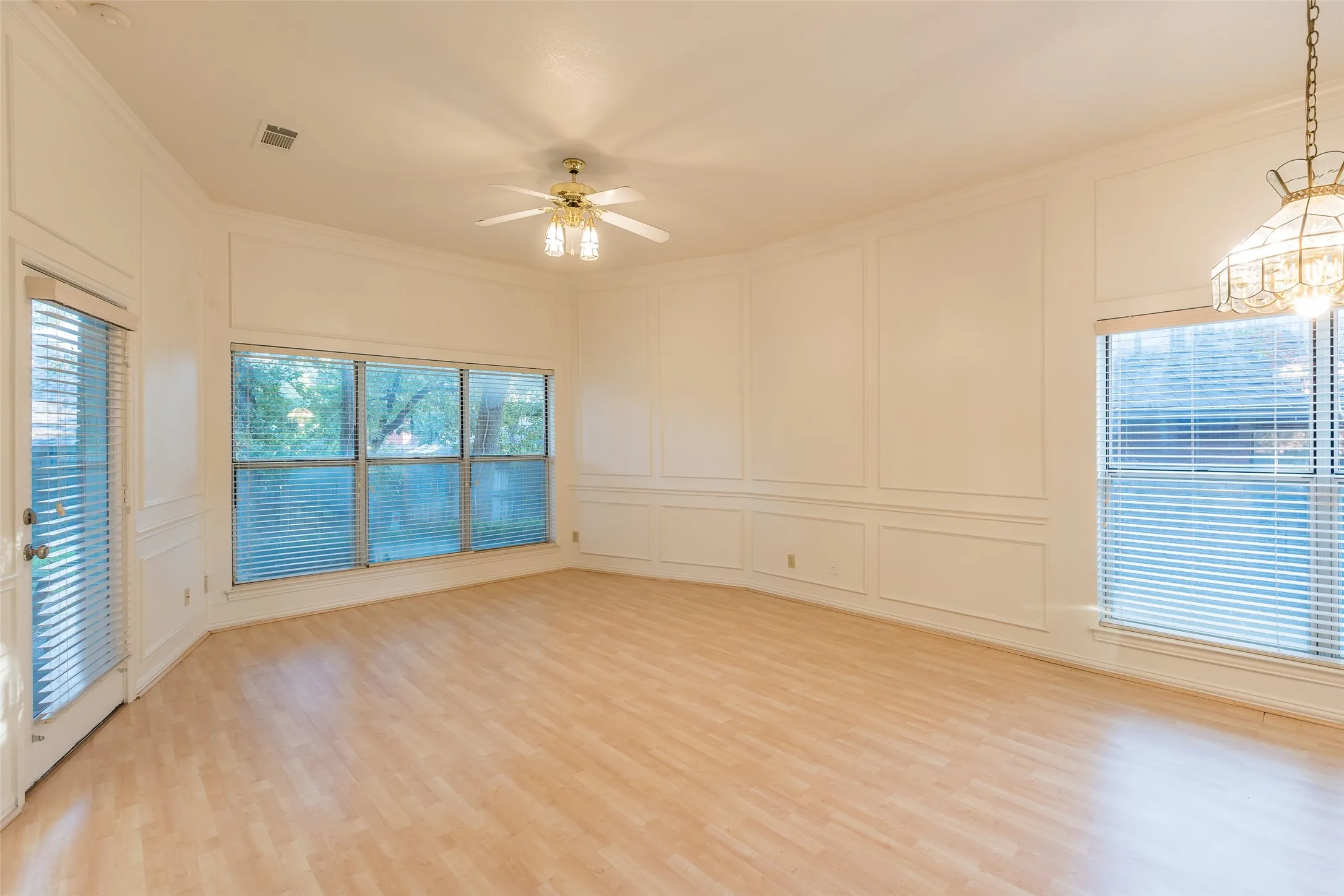 Single Family Residence For Rent in Tarrant County , 2411 Cross Timbers Trail, Arlington, Texas 76006, 4 Bedroom, 3 Bathroom, 2 Garage spaces, 2,725 Sqft, built in 1990, mls#21327994, Real Estate Agent in Arlington, Homes For Rent in Tarrant county, Homes For Rent in Arlington, Realtor in Arlington Texas, Real Estate Brokerage Independent Realty Texas, Luminita Cordes Realtor