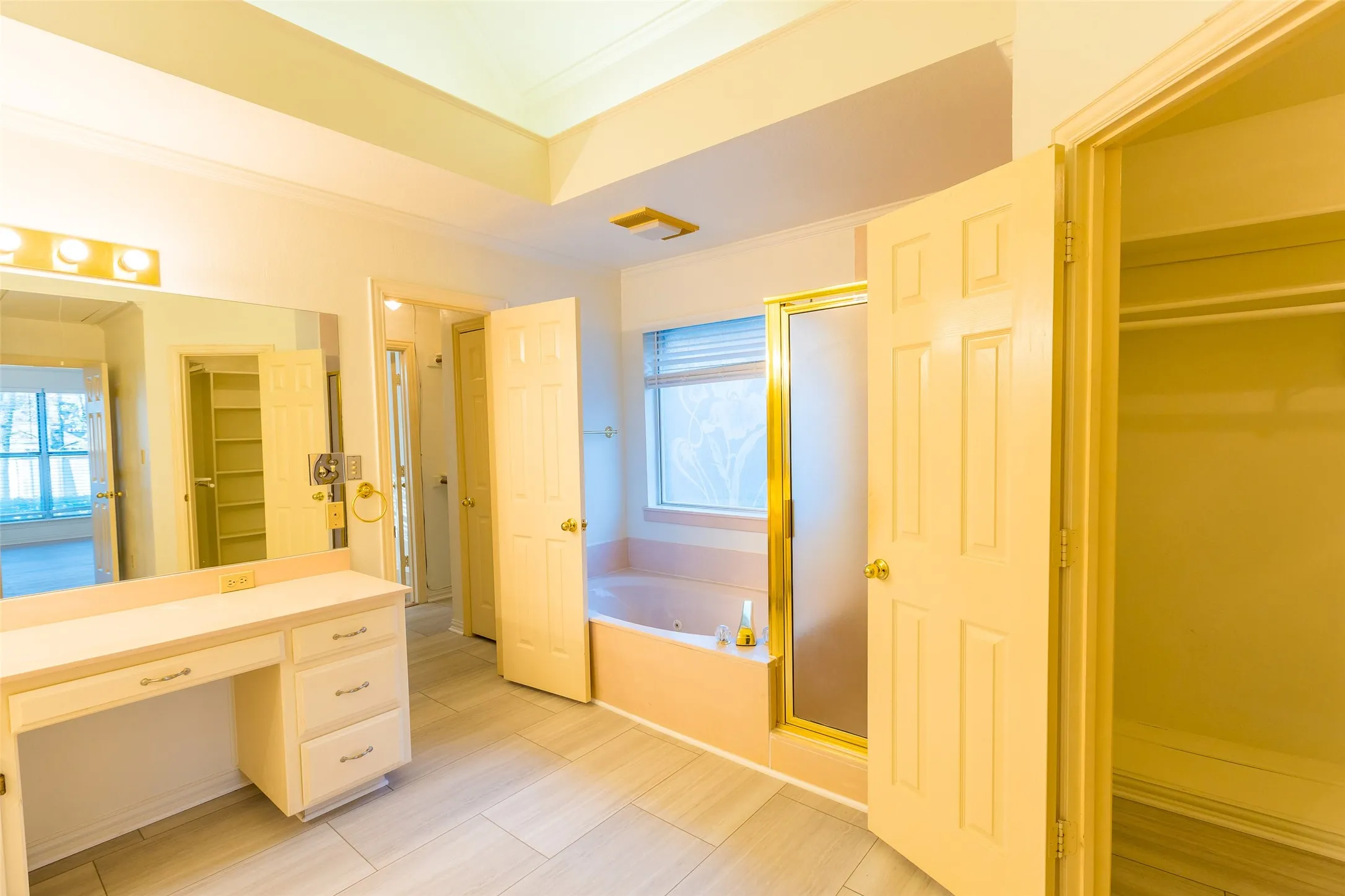 Single Family Residence For Rent in Tarrant County , 2411 Cross Timbers Trail, Arlington, Texas 76006, 4 Bedroom, 3 Bathroom, 2 Garage spaces, 2,725 Sqft, built in 1990, mls#21327994, Real Estate Agent in Arlington, Homes For Rent in Tarrant county, Homes For Rent in Arlington, Realtor in Arlington Texas, Real Estate Brokerage Independent Realty Texas, Luminita Cordes Realtor
