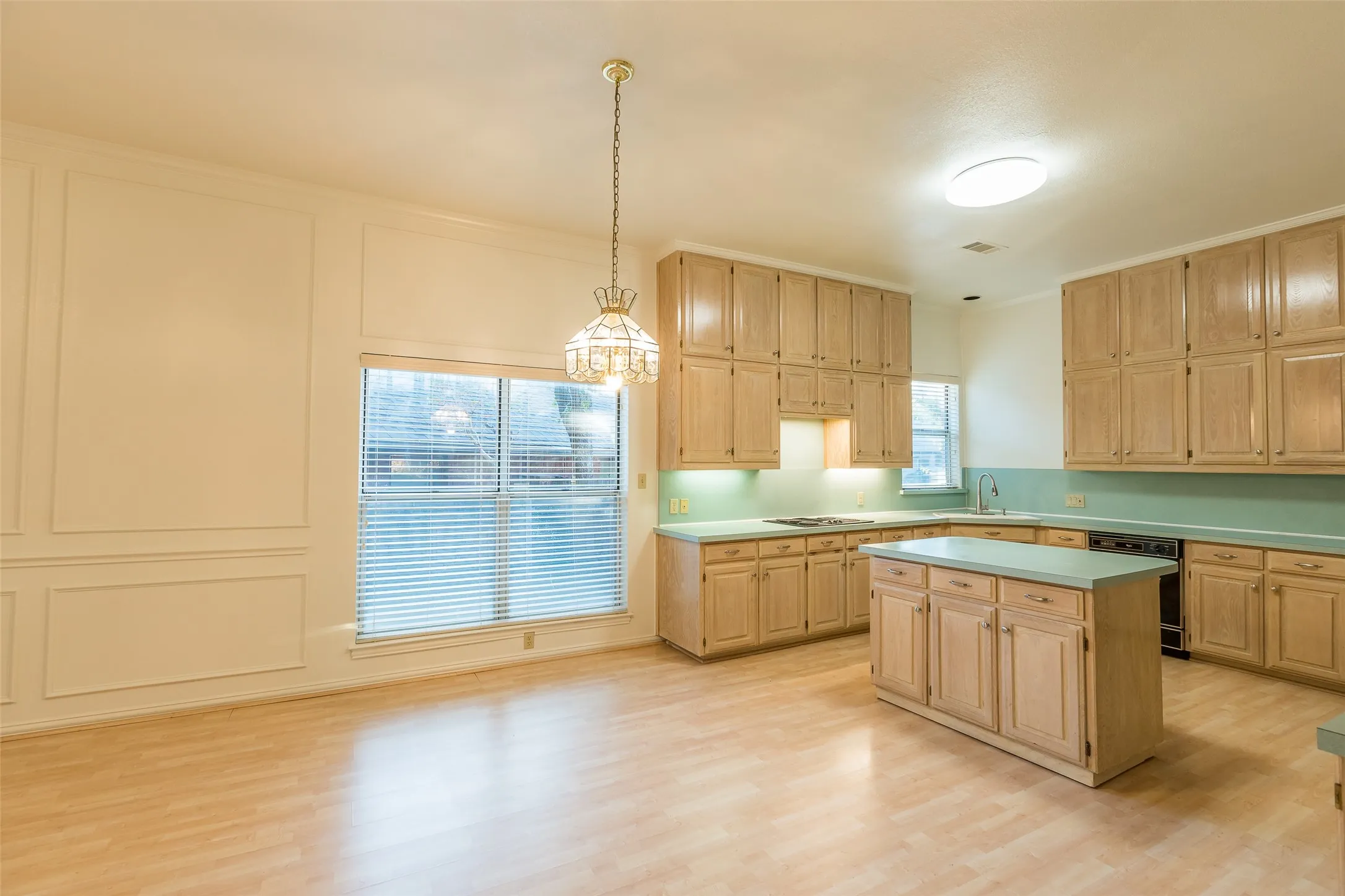 Single Family Residence For Rent in Tarrant County , 2411 Cross Timbers Trail, Arlington, Texas 76006, 4 Bedroom, 3 Bathroom, 2 Garage spaces, 2,725 Sqft, built in 1990, mls#21327994, Real Estate Agent in Arlington, Homes For Rent in Tarrant county, Homes For Rent in Arlington, Realtor in Arlington Texas, Real Estate Brokerage Independent Realty Texas, Luminita Cordes Realtor