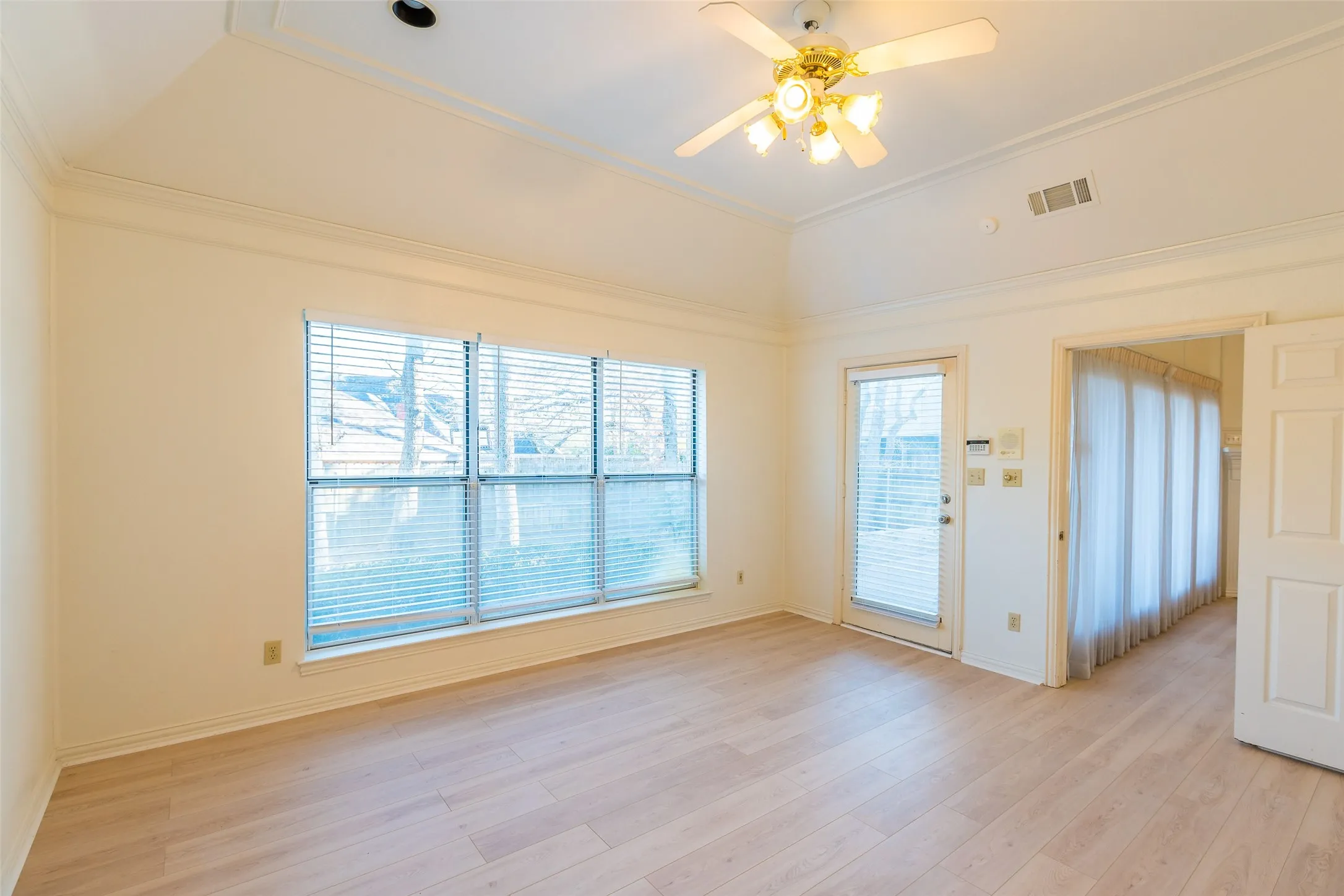 Single Family Residence For Rent in Tarrant County , 2411 Cross Timbers Trail, Arlington, Texas 76006, 4 Bedroom, 3 Bathroom, 2 Garage spaces, 2,725 Sqft, built in 1990, mls#21327994, Real Estate Agent in Arlington, Homes For Rent in Tarrant county, Homes For Rent in Arlington, Realtor in Arlington Texas, Real Estate Brokerage Independent Realty Texas, Luminita Cordes Realtor