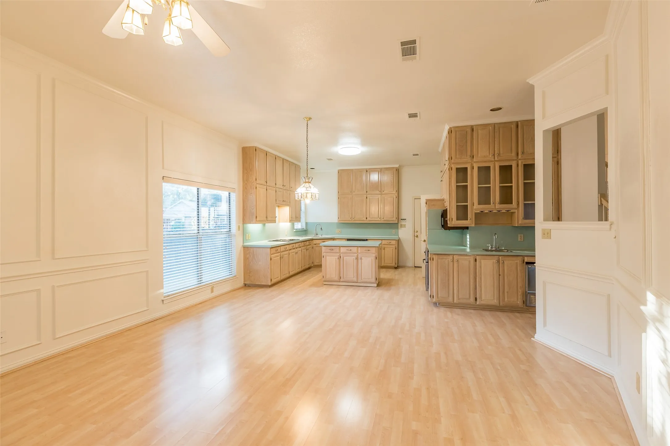 Single Family Residence For Rent in Tarrant County , 2411 Cross Timbers Trail, Arlington, Texas 76006, 4 Bedroom, 3 Bathroom, 2 Garage spaces, 2,725 Sqft, built in 1990, mls#21327994, Real Estate Agent in Arlington, Homes For Rent in Tarrant county, Homes For Rent in Arlington, Realtor in Arlington Texas, Real Estate Brokerage Independent Realty Texas, Luminita Cordes Realtor