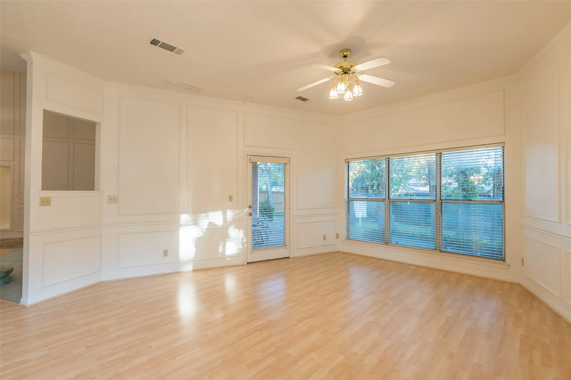 Single Family Residence For Rent in Tarrant County , 2411 Cross Timbers Trail, Arlington, Texas 76006, 4 Bedroom, 3 Bathroom, 2 Garage spaces, 2,725 Sqft, built in 1990, mls#21327994, Real Estate Agent in Arlington, Homes For Rent in Tarrant county, Homes For Rent in Arlington, Realtor in Arlington Texas, Real Estate Brokerage Independent Realty Texas, Luminita Cordes Realtor