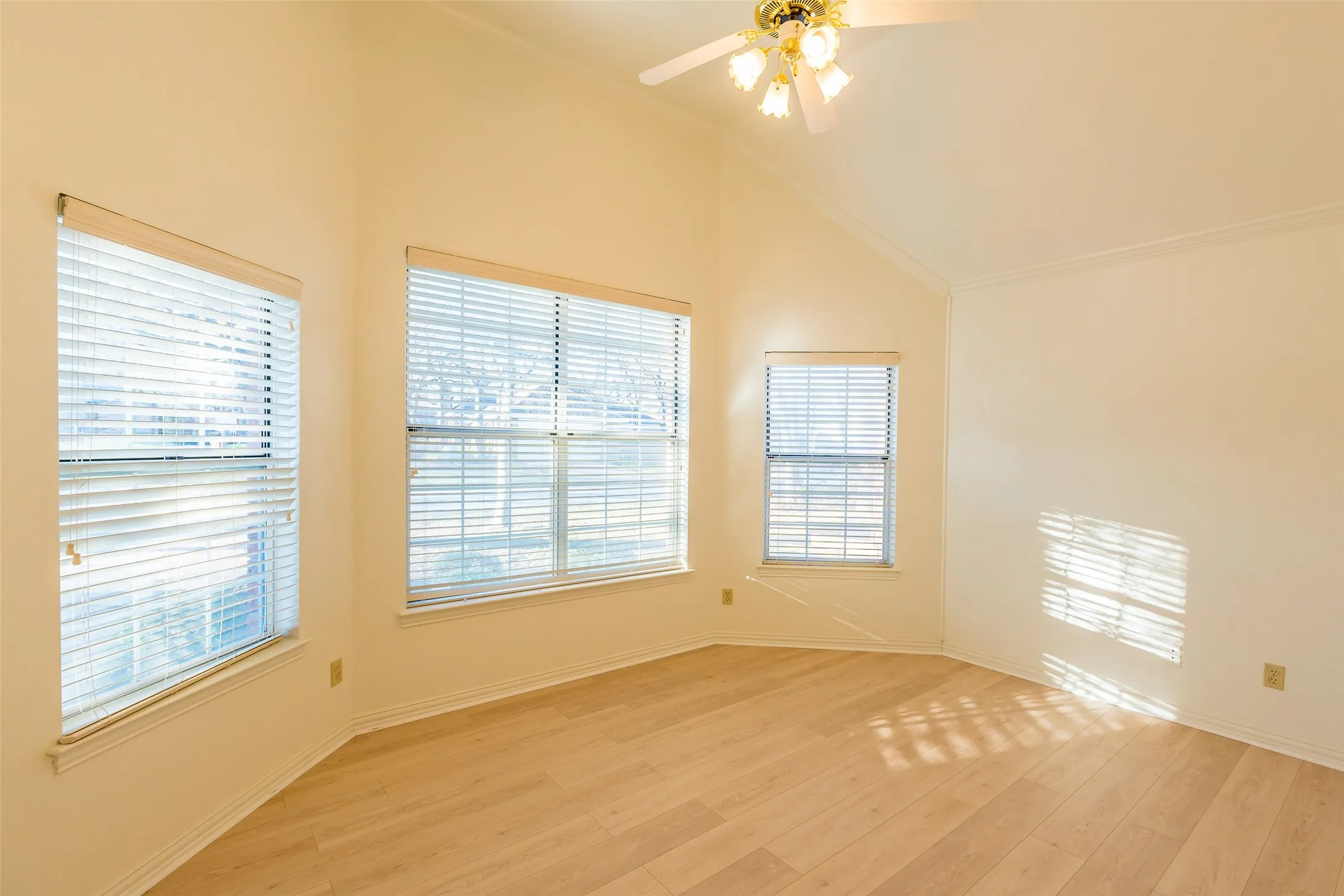 Single Family Residence For Rent in Tarrant County , 2411 Cross Timbers Trail, Arlington, Texas 76006, 4 Bedroom, 3 Bathroom, 2 Garage spaces, 2,725 Sqft, built in 1990, mls#21327994, Real Estate Agent in Arlington, Homes For Rent in Tarrant county, Homes For Rent in Arlington, Realtor in Arlington Texas, Real Estate Brokerage Independent Realty Texas, Luminita Cordes Realtor