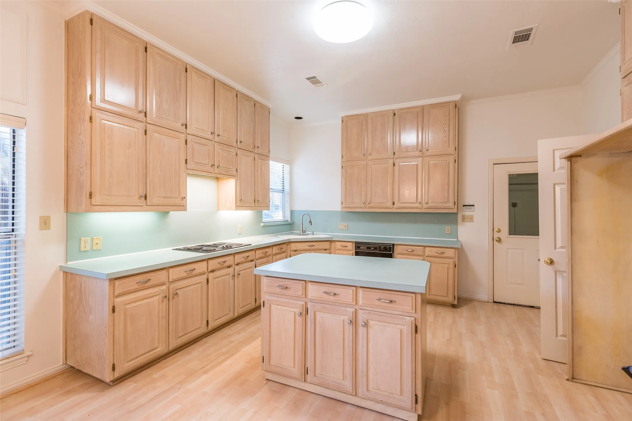 Single Family Residence For Rent in Tarrant County , 2411 Cross Timbers Trail, Arlington, Texas 76006, 4 Bedroom, 3 Bathroom, 2 Garage spaces, 2,725 Sqft, built in 1990, mls#21327994, Real Estate Agent in Arlington, Homes For Rent in Tarrant county, Homes For Rent in Arlington, Realtor in Arlington Texas, Real Estate Brokerage Independent Realty Texas, Luminita Cordes Realtor