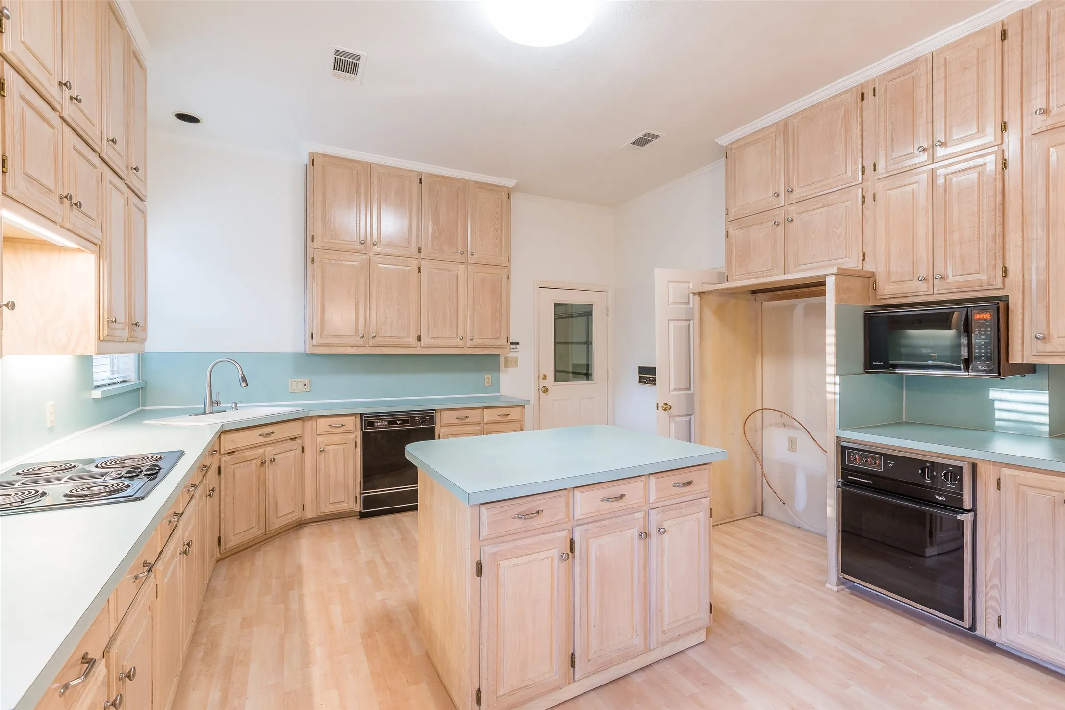 Single Family Residence For Rent in Tarrant County , 2411 Cross Timbers Trail, Arlington, Texas 76006, 4 Bedroom, 3 Bathroom, 2 Garage spaces, 2,725 Sqft, built in 1990, mls#21327994, Real Estate Agent in Arlington, Homes For Rent in Tarrant county, Homes For Rent in Arlington, Realtor in Arlington Texas, Real Estate Brokerage Independent Realty Texas, Luminita Cordes Realtor