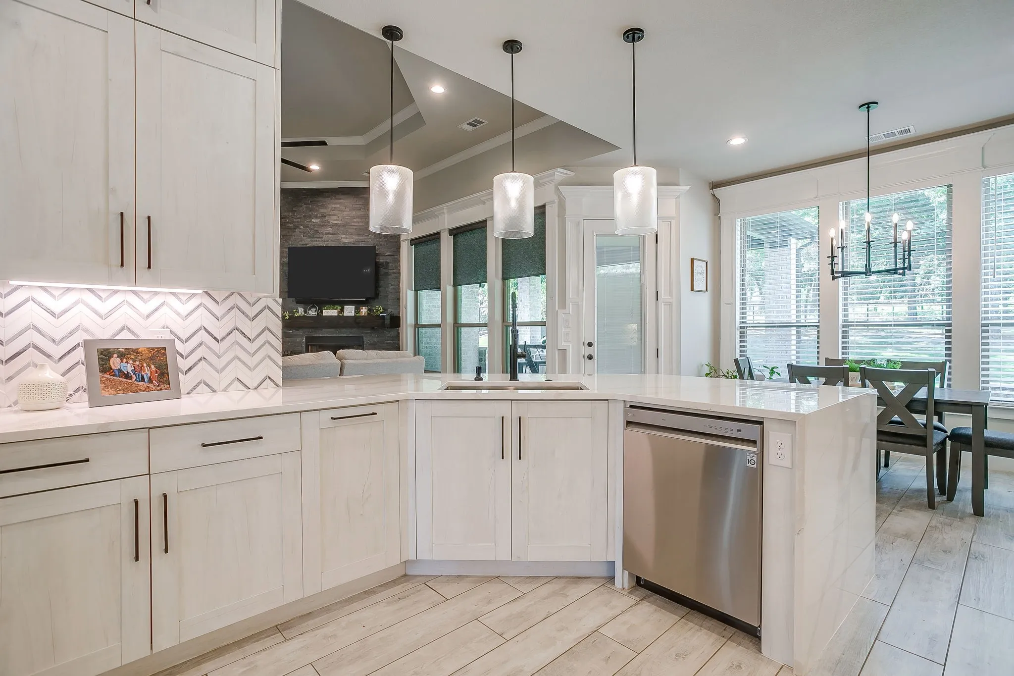 Single Family Residence For Sale in Parker County , 1011 Glenoaks Drive, Weatherford, Texas 76088, 5 Bedroom, 3 Bathroom, 3 Garage spaces, 2,556 Sqft, built in 2022, mls#21327566, Real Estate Agent in Weatherford, Homes For Sale in Parker county, Homes For Sale in Weatherford, Realtor in Weatherford Texas, Real Estate Brokerage Independent Realty Texas, Luminita Cordes Realtor