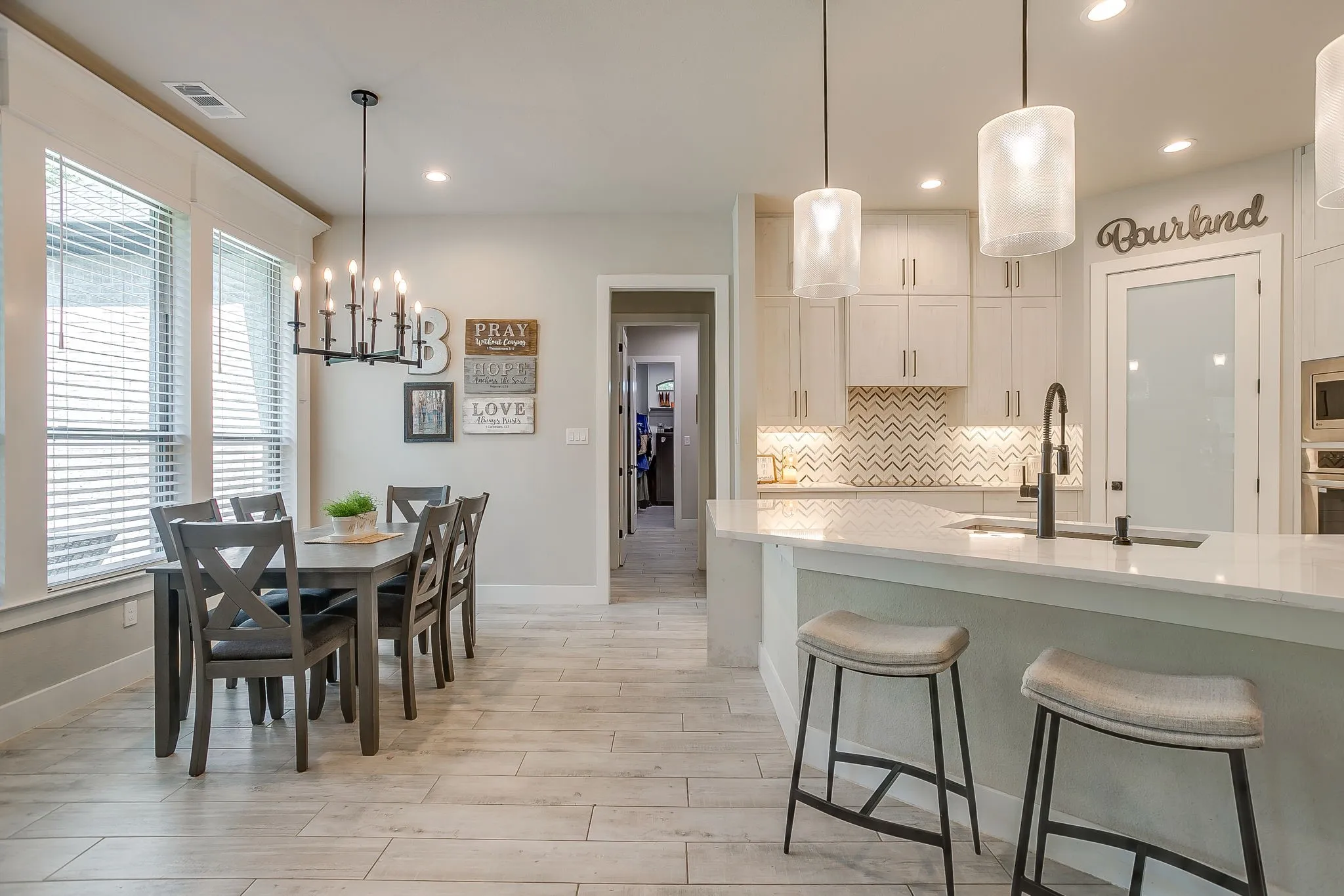 Single Family Residence For Sale in Parker County , 1011 Glenoaks Drive, Weatherford, Texas 76088, 5 Bedroom, 3 Bathroom, 3 Garage spaces, 2,556 Sqft, built in 2022, mls#21327566, Real Estate Agent in Weatherford, Homes For Sale in Parker county, Homes For Sale in Weatherford, Realtor in Weatherford Texas, Real Estate Brokerage Independent Realty Texas, Luminita Cordes Realtor