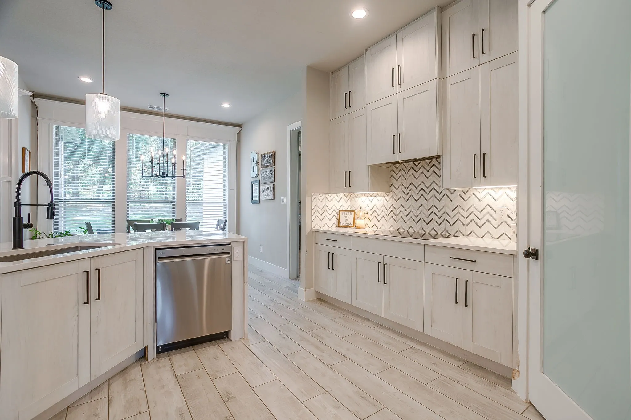 Single Family Residence For Sale in Parker County , 1011 Glenoaks Drive, Weatherford, Texas 76088, 5 Bedroom, 3 Bathroom, 3 Garage spaces, 2,556 Sqft, built in 2022, mls#21327566, Real Estate Agent in Weatherford, Homes For Sale in Parker county, Homes For Sale in Weatherford, Realtor in Weatherford Texas, Real Estate Brokerage Independent Realty Texas, Luminita Cordes Realtor