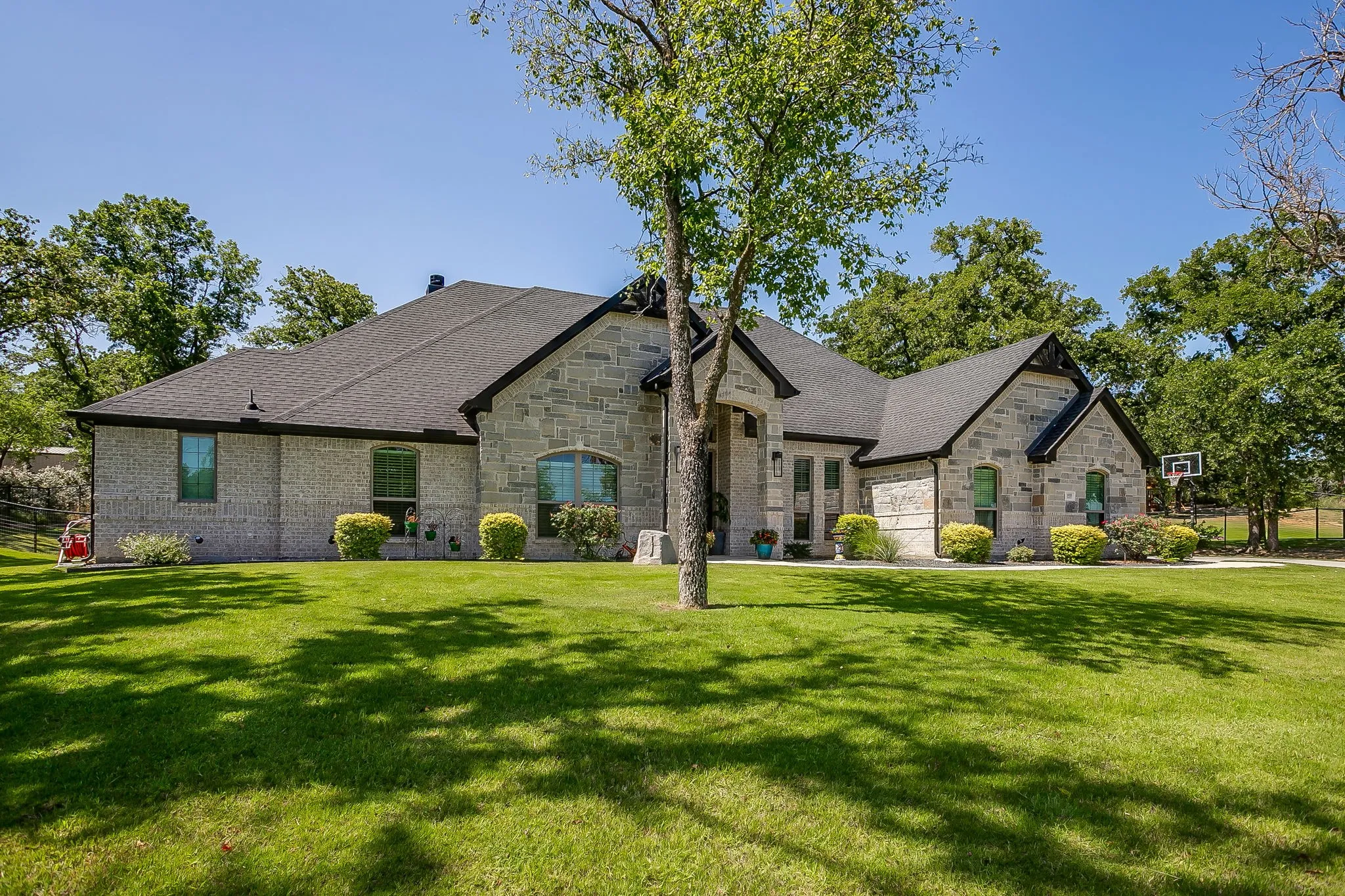 Single Family Residence For Sale in Parker County , 1011 Glenoaks Drive, Weatherford, Texas 76088, 5 Bedroom, 3 Bathroom, 3 Garage spaces, 2,556 Sqft, built in 2022, mls#21327566, Real Estate Agent in Weatherford, Homes For Sale in Parker county, Homes For Sale in Weatherford, Realtor in Weatherford Texas, Real Estate Brokerage Independent Realty Texas, Luminita Cordes Realtor