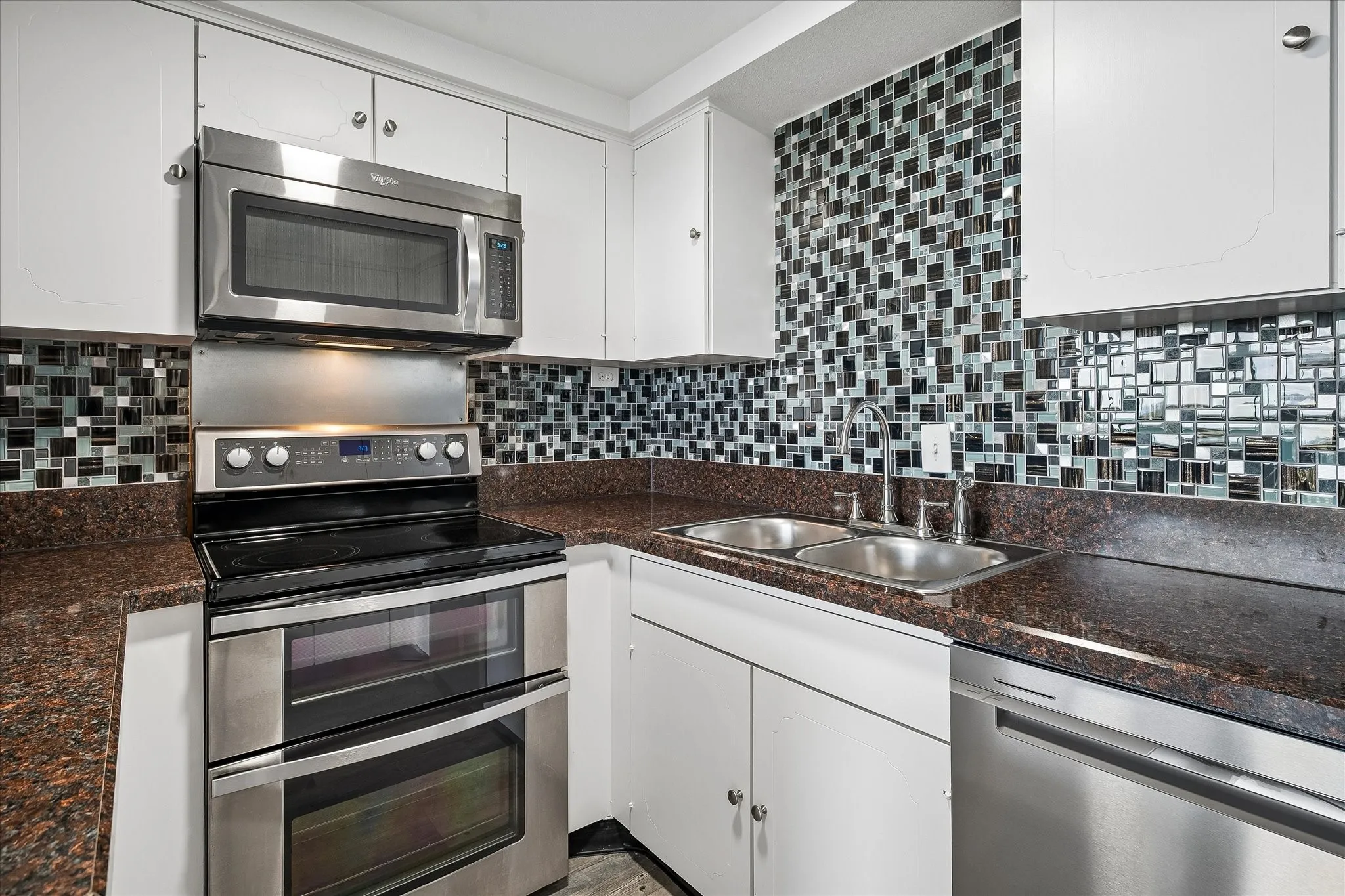 Beautifully Updated Kitchen!