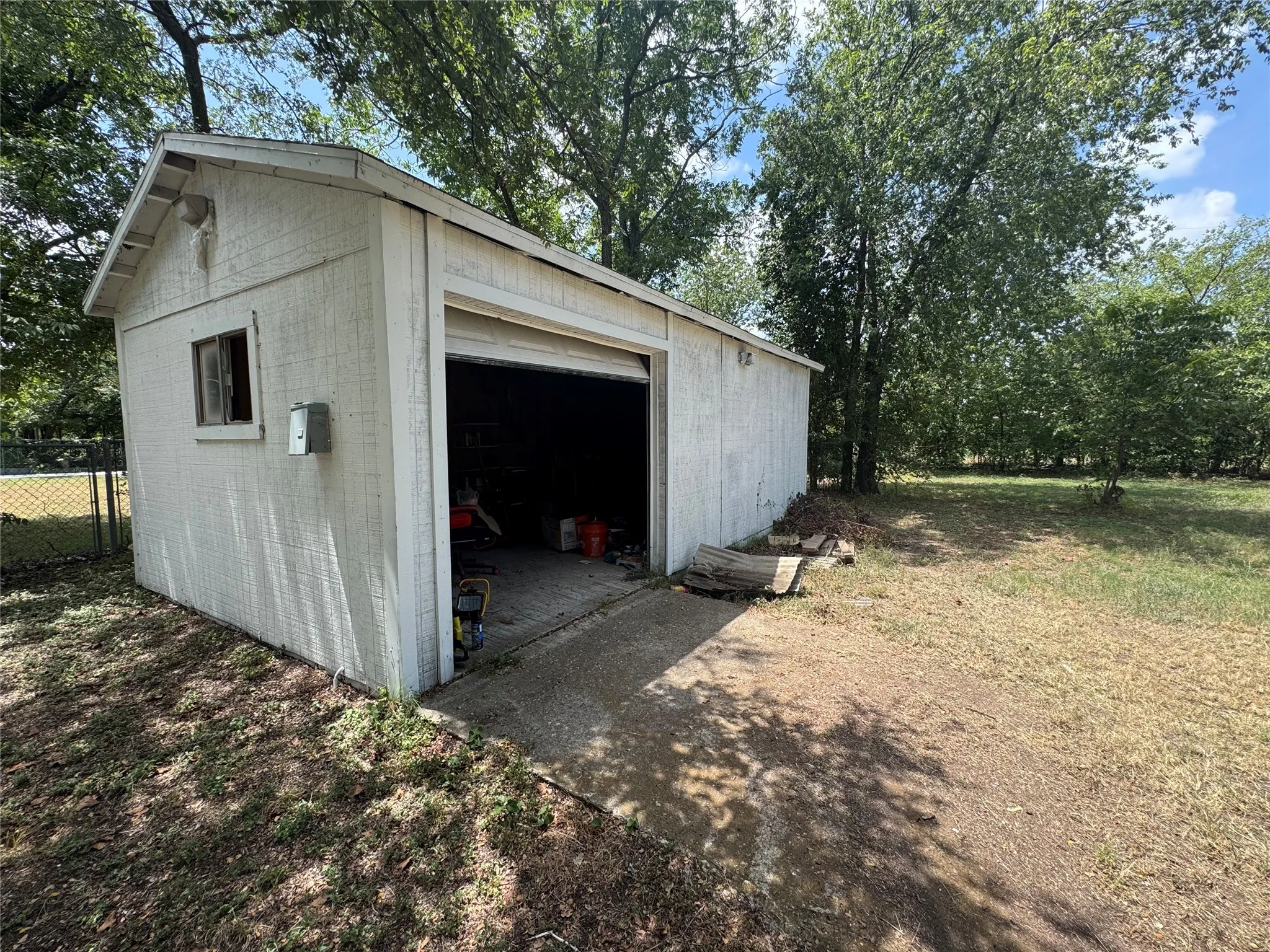 Single Family Residence For Sale in Mc Lennan County , 105 S Lakeview Drive, Lacy Lakeview, Texas 76705, 4 Bedroom, 2 Bathroom, Garage spaces, 1,348 Sqft, built in 1957, mls#21328010, Real Estate Agent in Lacy Lakeview, Homes For Sale in Mc Lennan county, Homes For Sale in Lacy Lakeview, Realtor in Lacy Lakeview Texas, Real Estate Brokerage Independent Realty Texas, Luminita Cordes Realtor