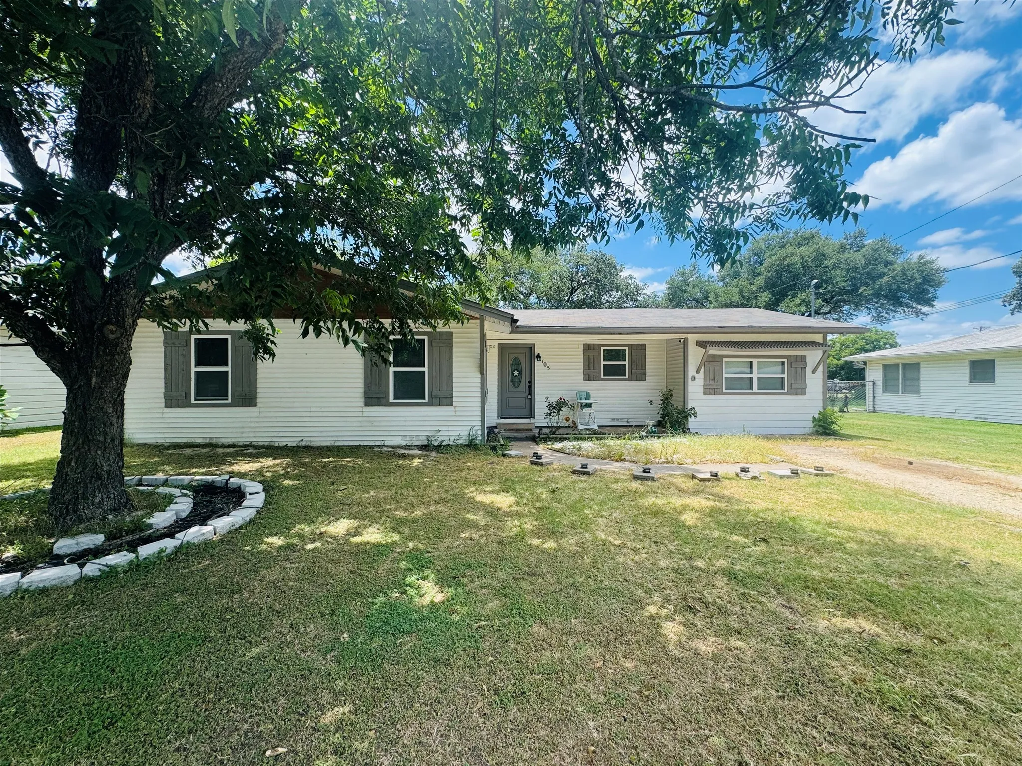 Single Family Residence For Sale in Mc Lennan County , 105 S Lakeview Drive, Lacy Lakeview, Texas 76705, 4 Bedroom, 2 Bathroom, Garage spaces, 1,348 Sqft, built in 1957, mls#21328010, Real Estate Agent in Lacy Lakeview, Homes For Sale in Mc Lennan county, Homes For Sale in Lacy Lakeview, Realtor in Lacy Lakeview Texas, Real Estate Brokerage Independent Realty Texas, Luminita Cordes Realtor