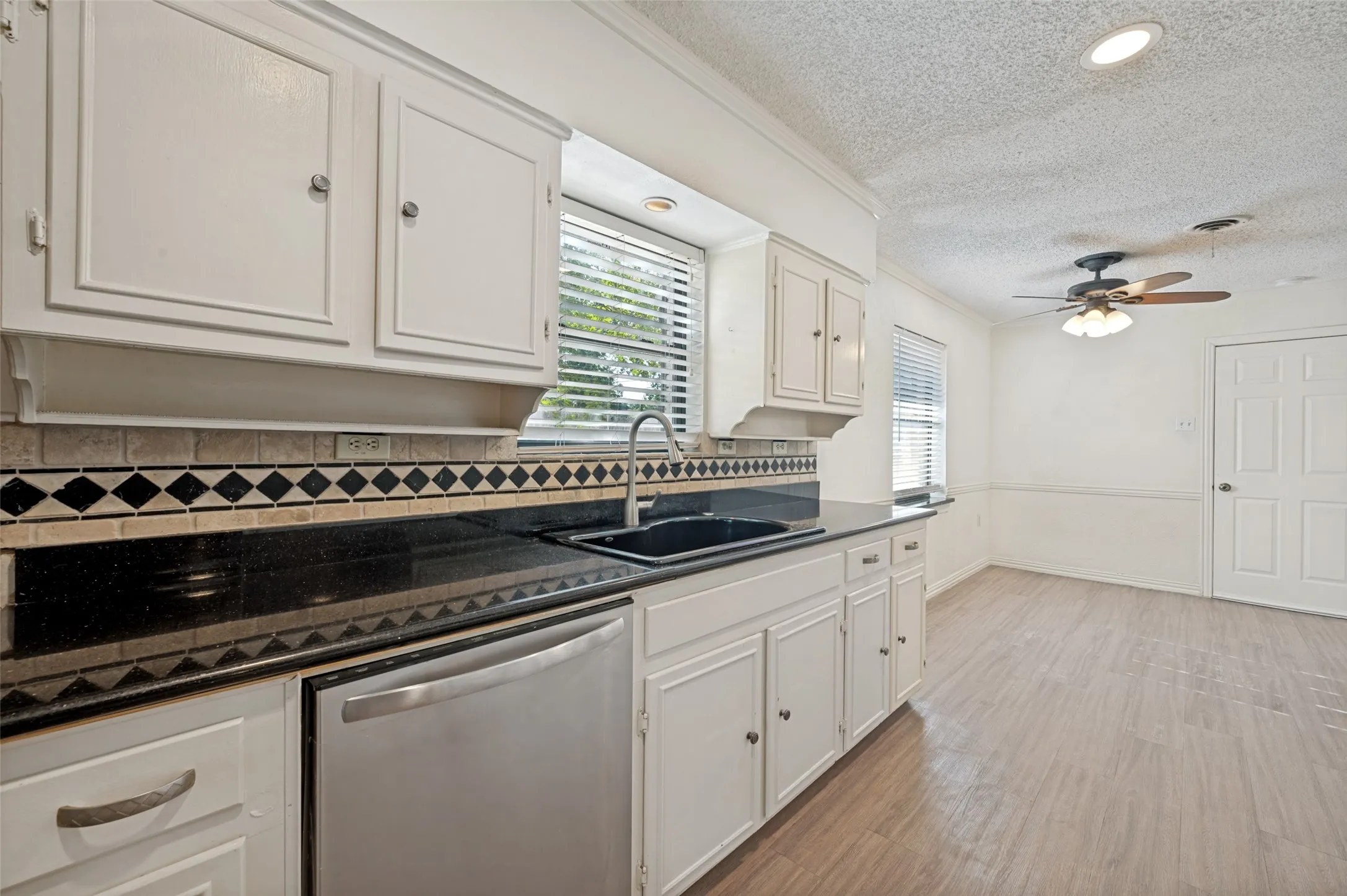 Single Family Residence For Sale in Dallas County , 221 Linda Lane, Irving, Texas 75062, 4 Bedroom, 2 Bathroom, 2 Garage spaces, 1,873 Sqft, built in 1960, mls#21328002, Real Estate Agent in Irving, Homes For Sale in Dallas county, Homes For Sale in Irving, Realtor in Irving Texas, Real Estate Brokerage Independent Realty Texas, Luminita Cordes Realtor