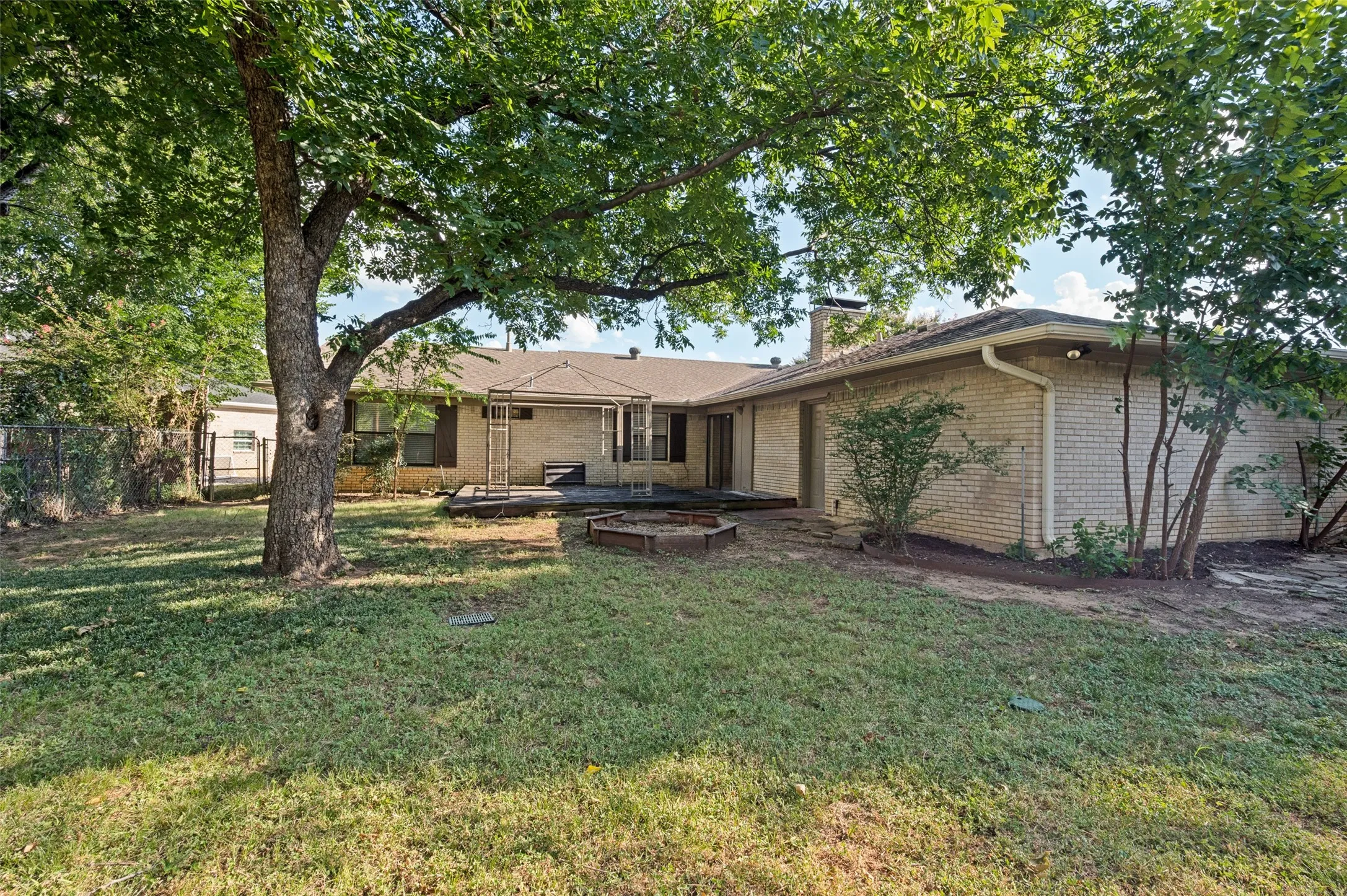 Single Family Residence For Sale in Dallas County , 221 Linda Lane, Irving, Texas 75062, 4 Bedroom, 2 Bathroom, 2 Garage spaces, 1,873 Sqft, built in 1960, mls#21328002, Real Estate Agent in Irving, Homes For Sale in Dallas county, Homes For Sale in Irving, Realtor in Irving Texas, Real Estate Brokerage Independent Realty Texas, Luminita Cordes Realtor