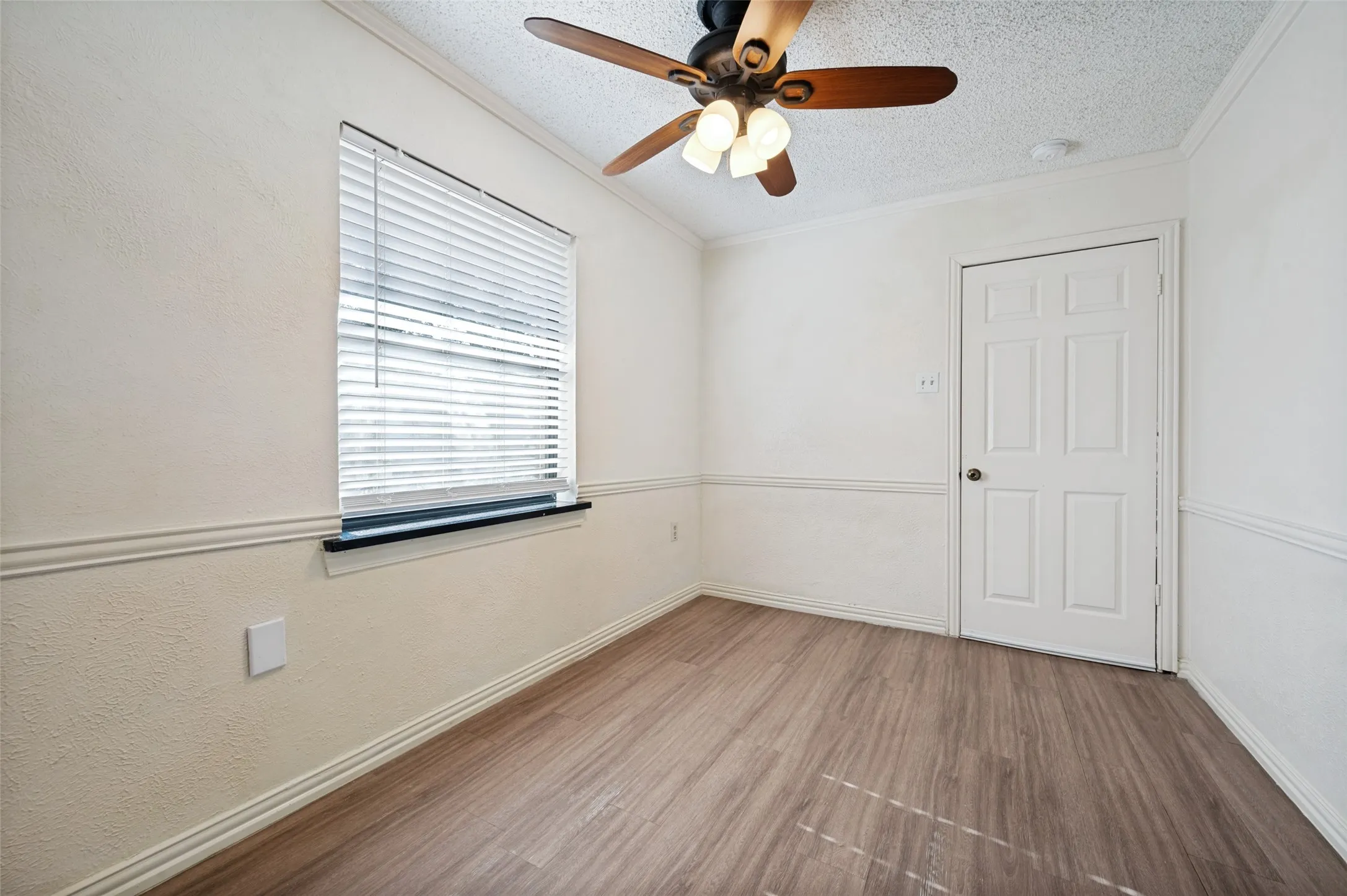 Single Family Residence For Sale in Dallas County , 221 Linda Lane, Irving, Texas 75062, 4 Bedroom, 2 Bathroom, 2 Garage spaces, 1,873 Sqft, built in 1960, mls#21328002, Real Estate Agent in Irving, Homes For Sale in Dallas county, Homes For Sale in Irving, Realtor in Irving Texas, Real Estate Brokerage Independent Realty Texas, Luminita Cordes Realtor