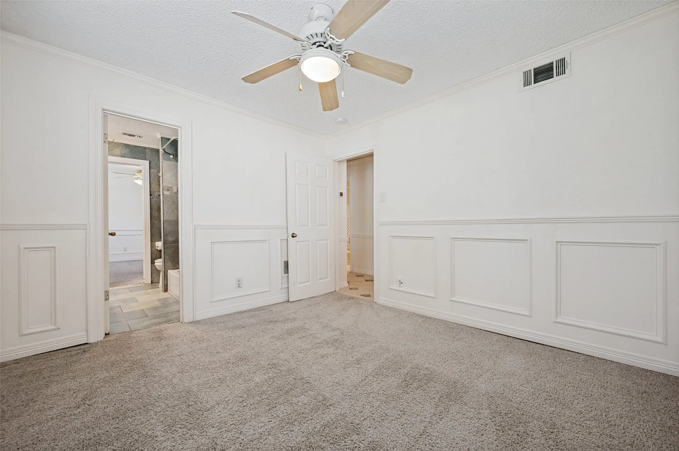 Single Family Residence For Sale in Dallas County , 221 Linda Lane, Irving, Texas 75062, 4 Bedroom, 2 Bathroom, 2 Garage spaces, 1,873 Sqft, built in 1960, mls#21328002, Real Estate Agent in Irving, Homes For Sale in Dallas county, Homes For Sale in Irving, Realtor in Irving Texas, Real Estate Brokerage Independent Realty Texas, Luminita Cordes Realtor