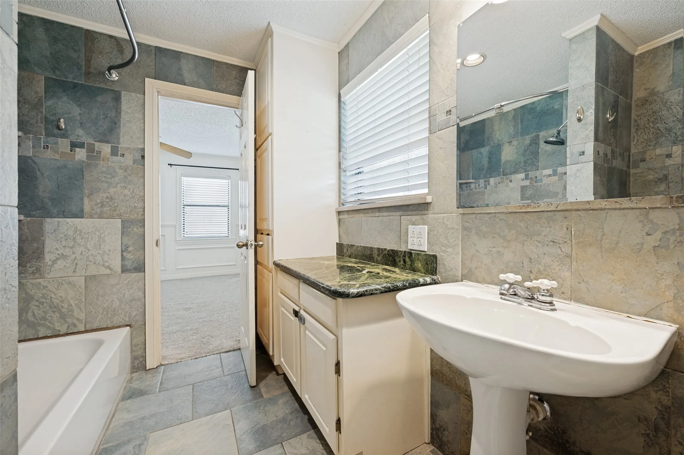 Single Family Residence For Sale in Dallas County , 221 Linda Lane, Irving, Texas 75062, 4 Bedroom, 2 Bathroom, 2 Garage spaces, 1,873 Sqft, built in 1960, mls#21328002, Real Estate Agent in Irving, Homes For Sale in Dallas county, Homes For Sale in Irving, Realtor in Irving Texas, Real Estate Brokerage Independent Realty Texas, Luminita Cordes Realtor